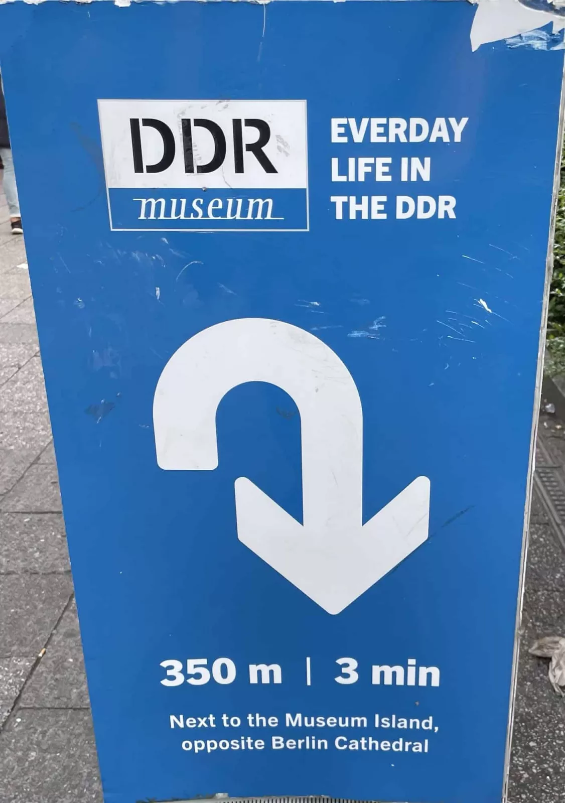Reklameschild für das DDR-Museum in Berlin. Stegt im Englischen DDR statt GDR.