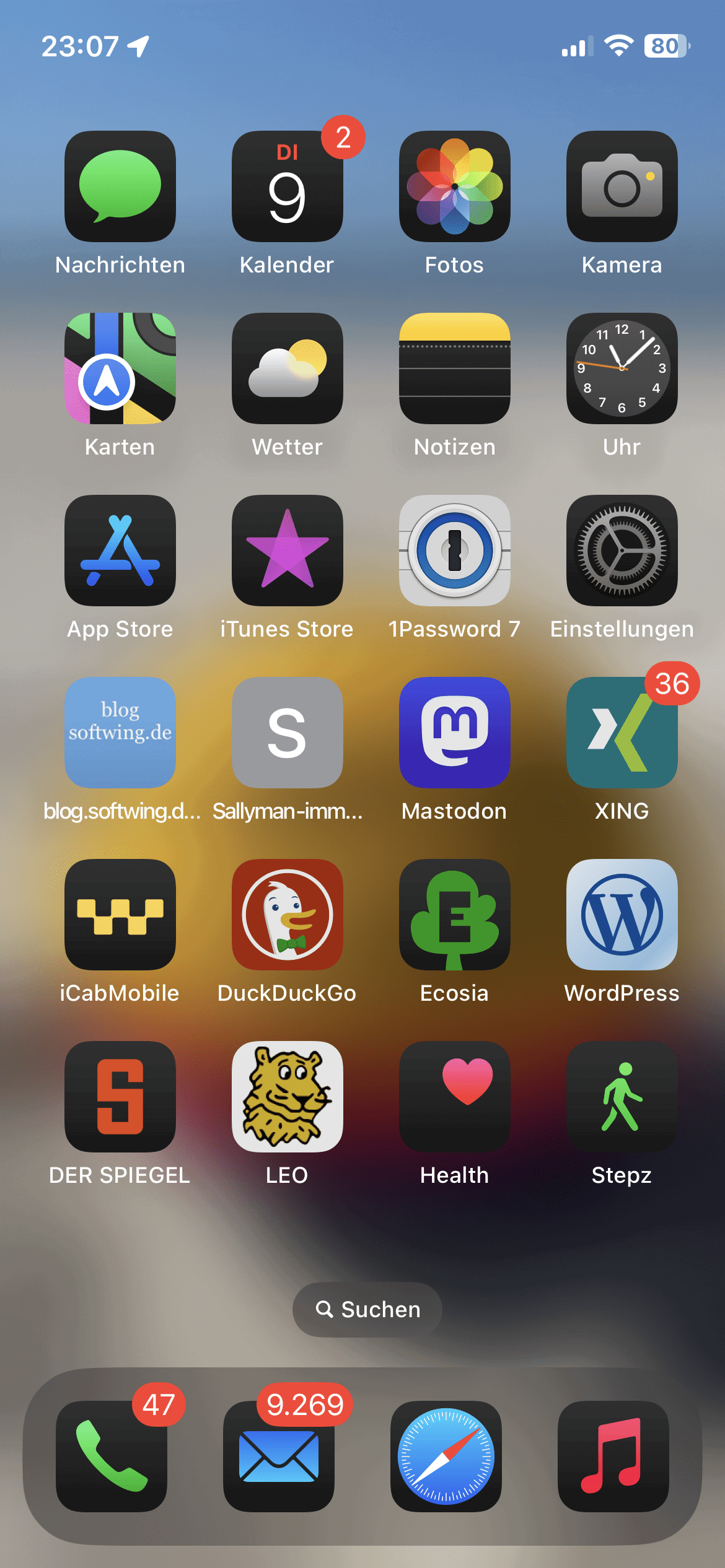 Der Home Screen mit en neuen iOS 18 Dark Mode App Icons.