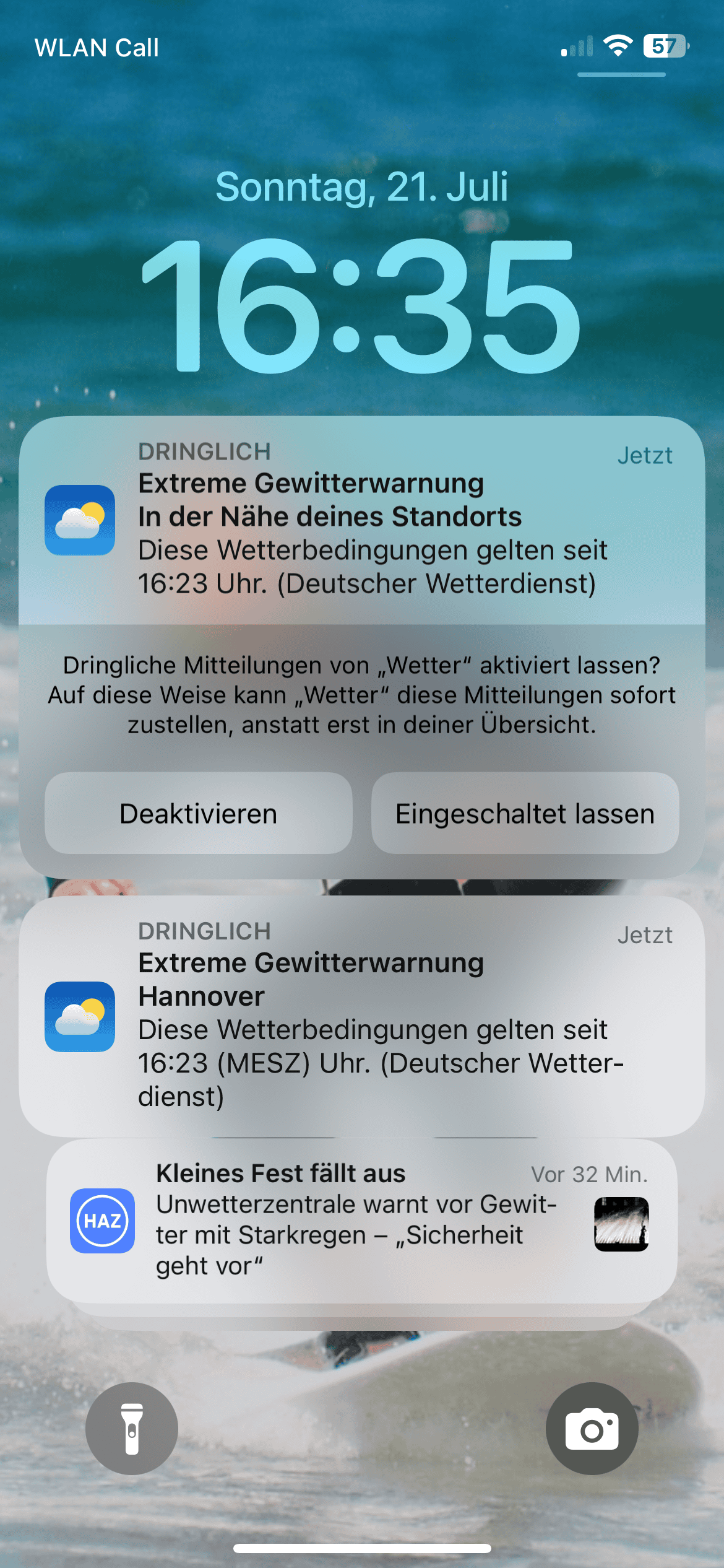 iOS-Sperrschirm mit zwei Unwetterwarnungen und der Absage des Kleinen Festes in Herrenhausen.