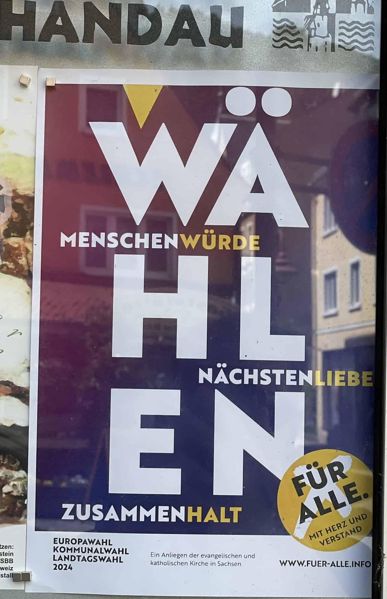 Plakat einem Schaukasten der St.-Johannis-Kirche in Bad Schandau zum Thema 'Wählen gehen'