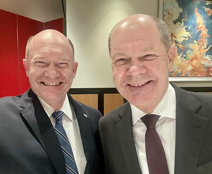 Senator Chris Coons und Olaf Scholz sich ähnelnd zusammen auf einem Bild.