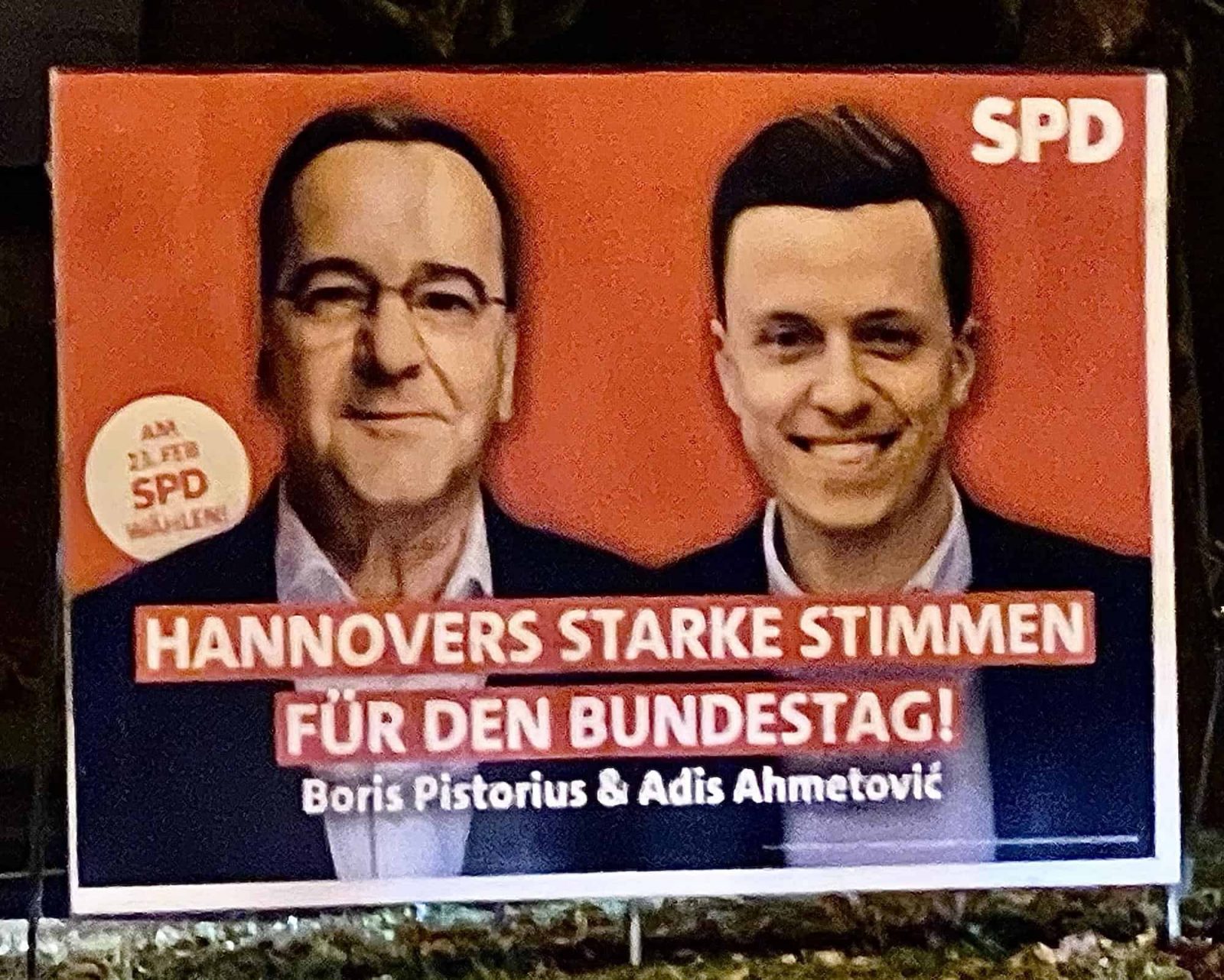 Großes Wahlplakat der SPD mit Boris Pistorius und Adis Ahmetovic als hannoversche Bundestagskandidaten.