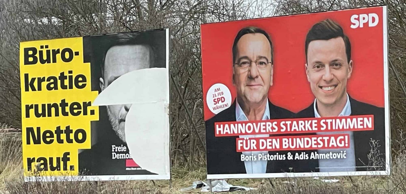Verrissenes FPD Wahlplakat und daneben das heile der SPD.
