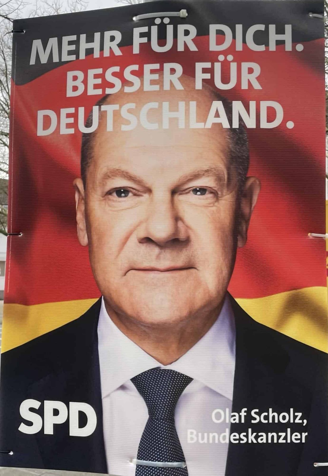 SPD Wahlkampfplakat mit Olaf Scholz: MEHR FÜR DICH. BESSER FÜR DEUTSCHLAND.