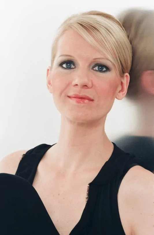 Portrait der Synchronsprecherin Heike Hagen.
