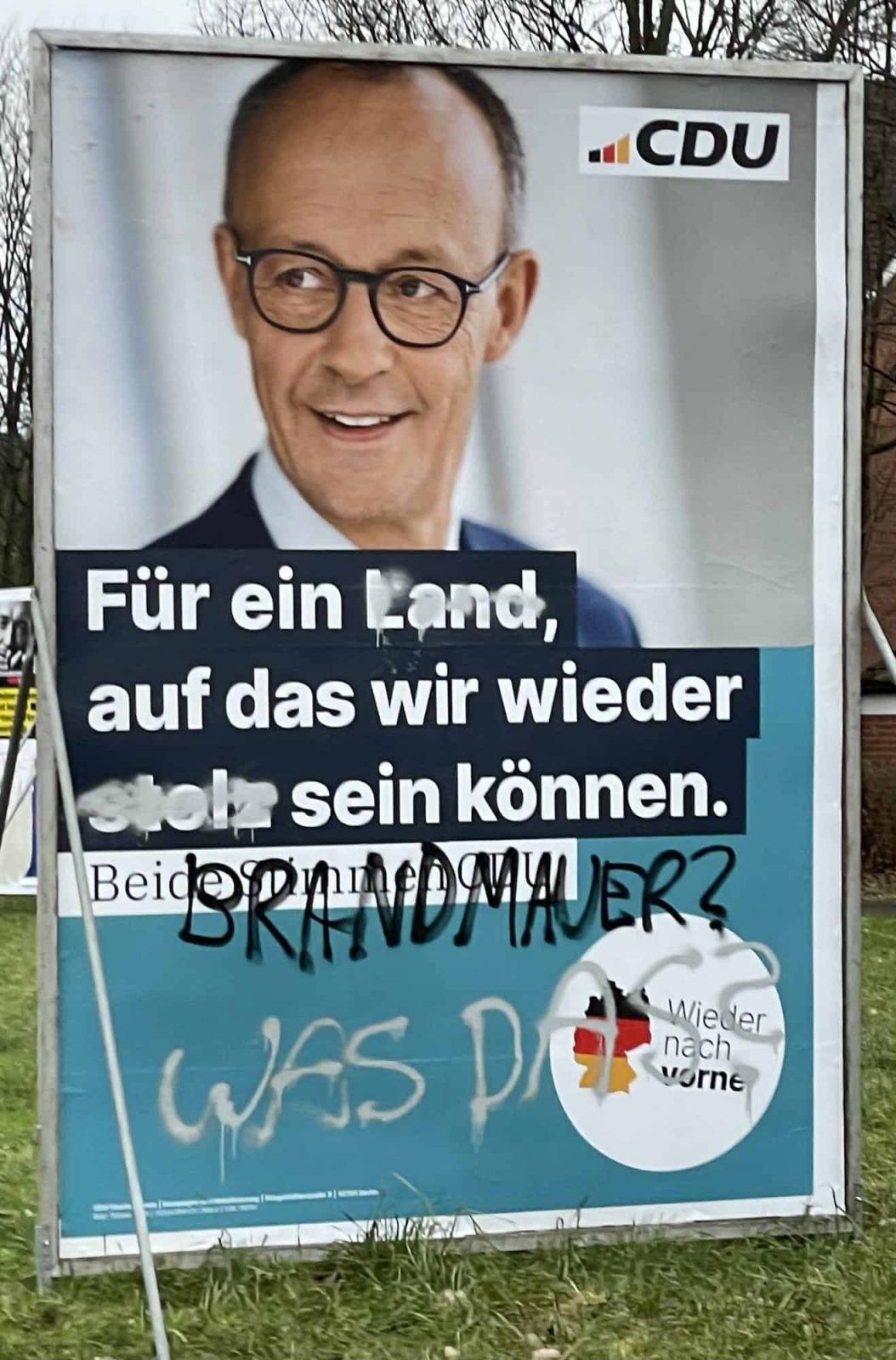 Defactes CDU-Plakat und Beandmauerschriftzug.