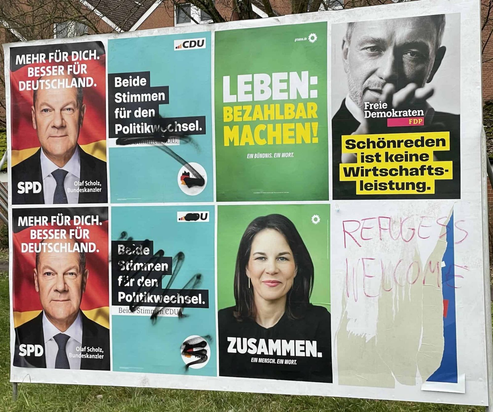 5 Parteienplakat: CDU-Slogen geschwärzt, AdD rausgerissen und 'Refugees are welcome'