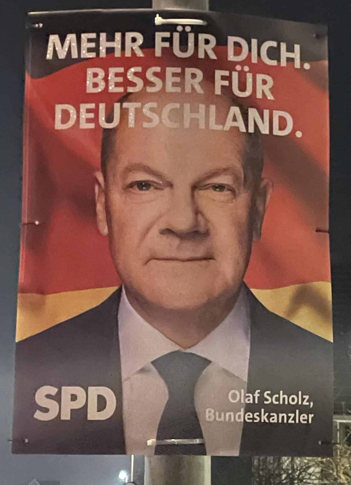 SPD Wahlplakat: MEHR FÜR DICH. BESSER FÜR DEUTSCHLAND. SPD Olaf Scholz, Bundeskanzler