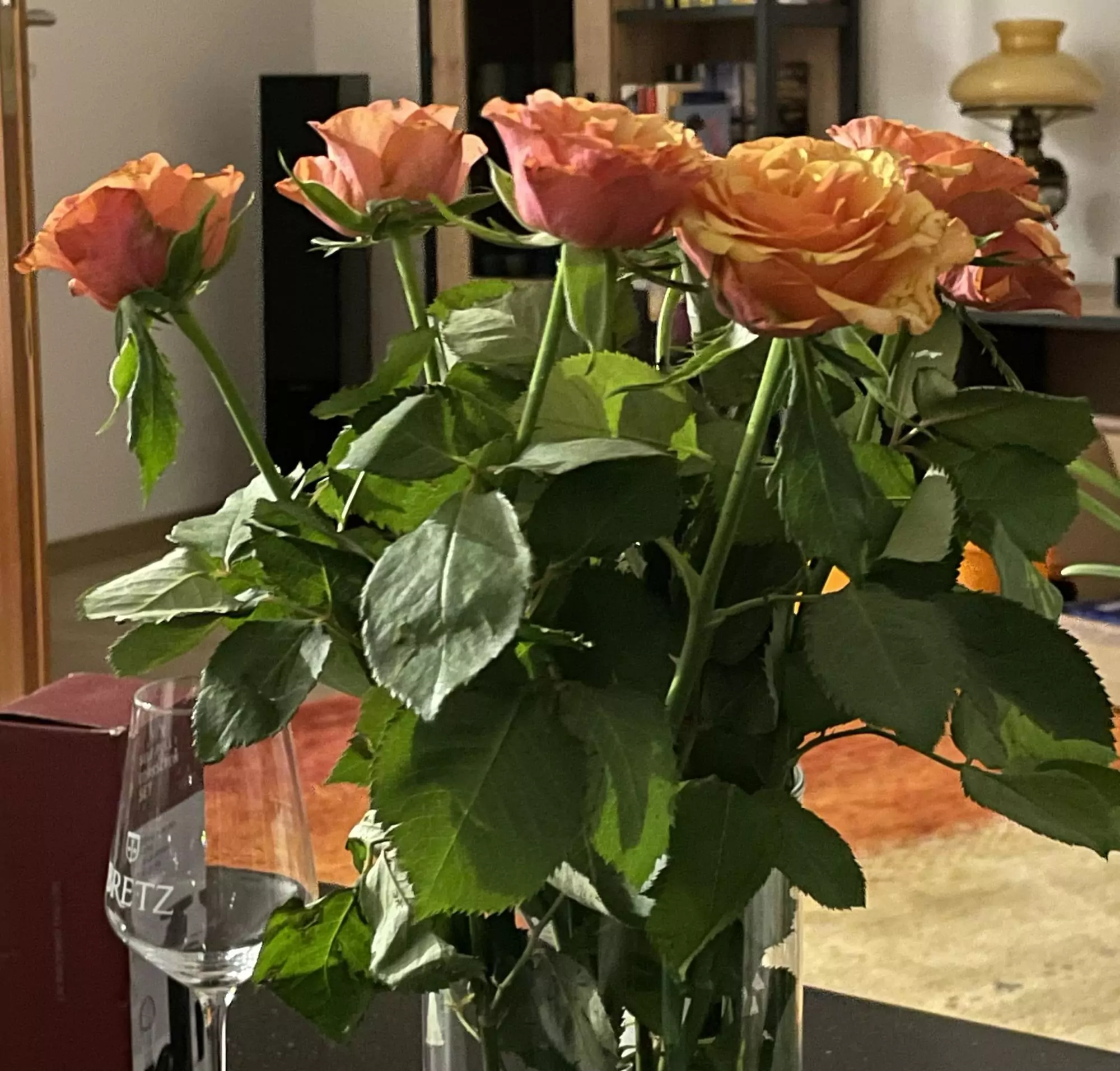 Orangene Rosen in einer Vase.
