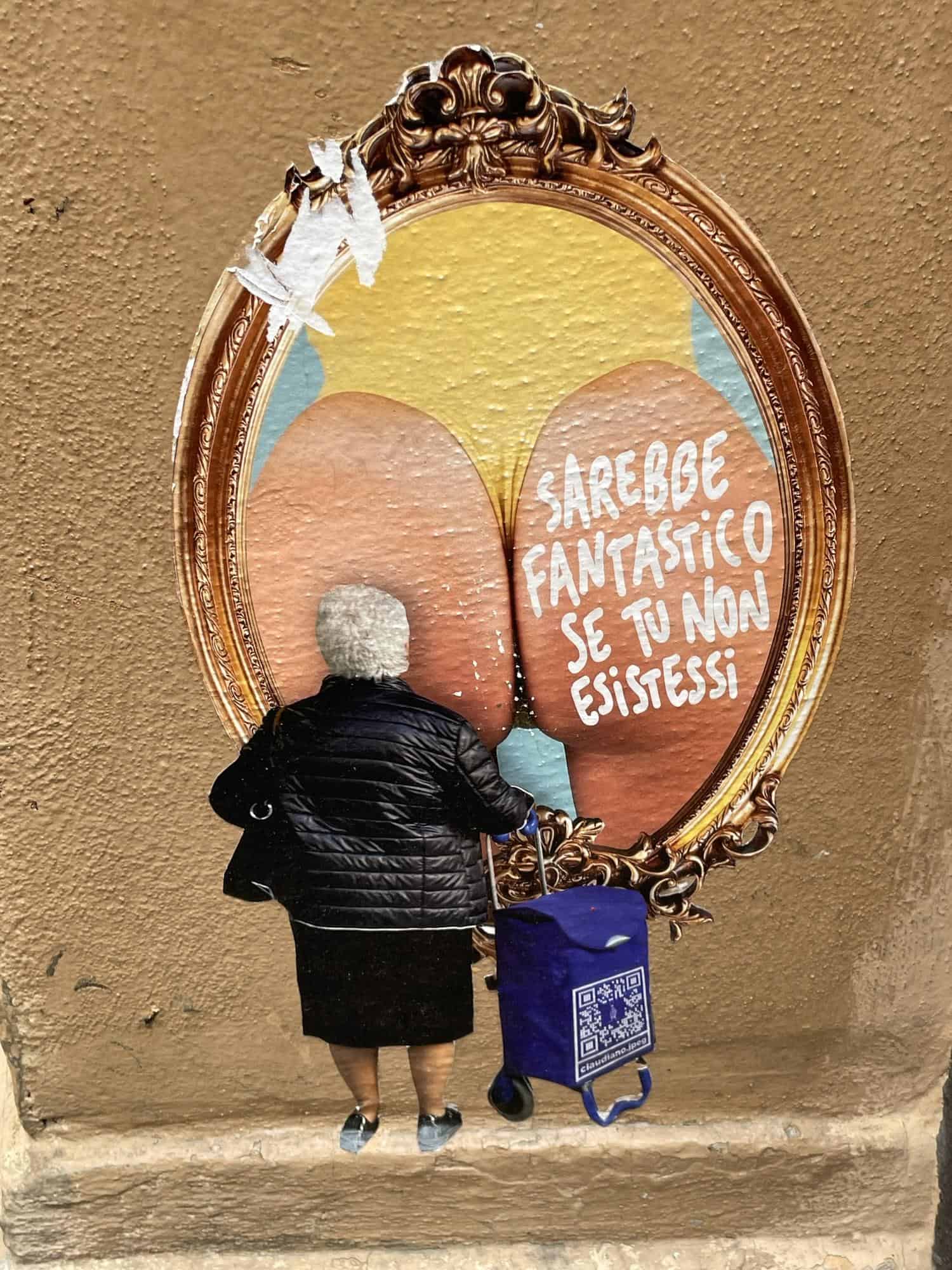 Aufkleber an der Wand mit einem grpßen Po einer feau in gelben Body, davor eine Oma mit Hinterherzieheinkaufswagwn.