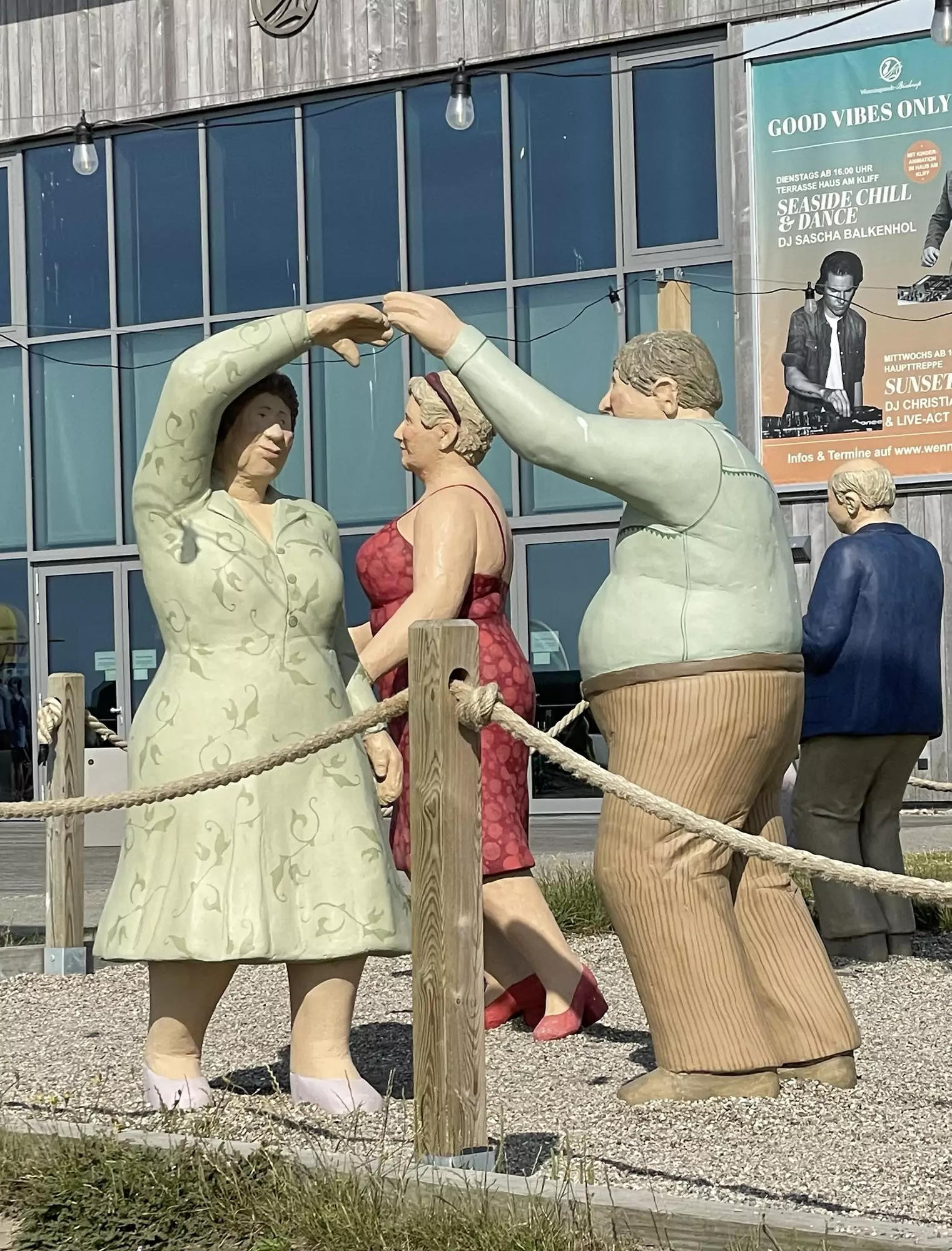 Das ältere tanzende Paar, bei dem die Dame gedreht wird.