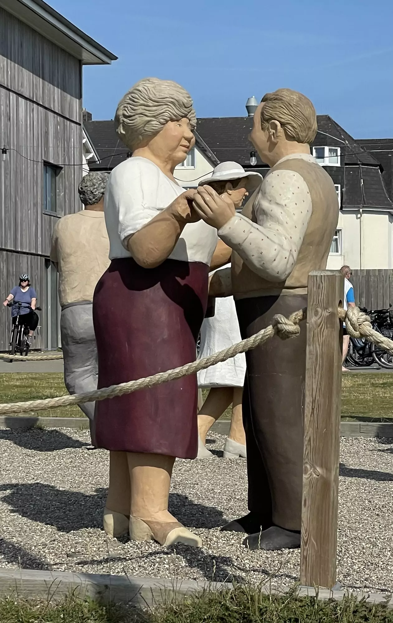 Das ältere Tanzpaar mit verhaltenen Tanzschritten.