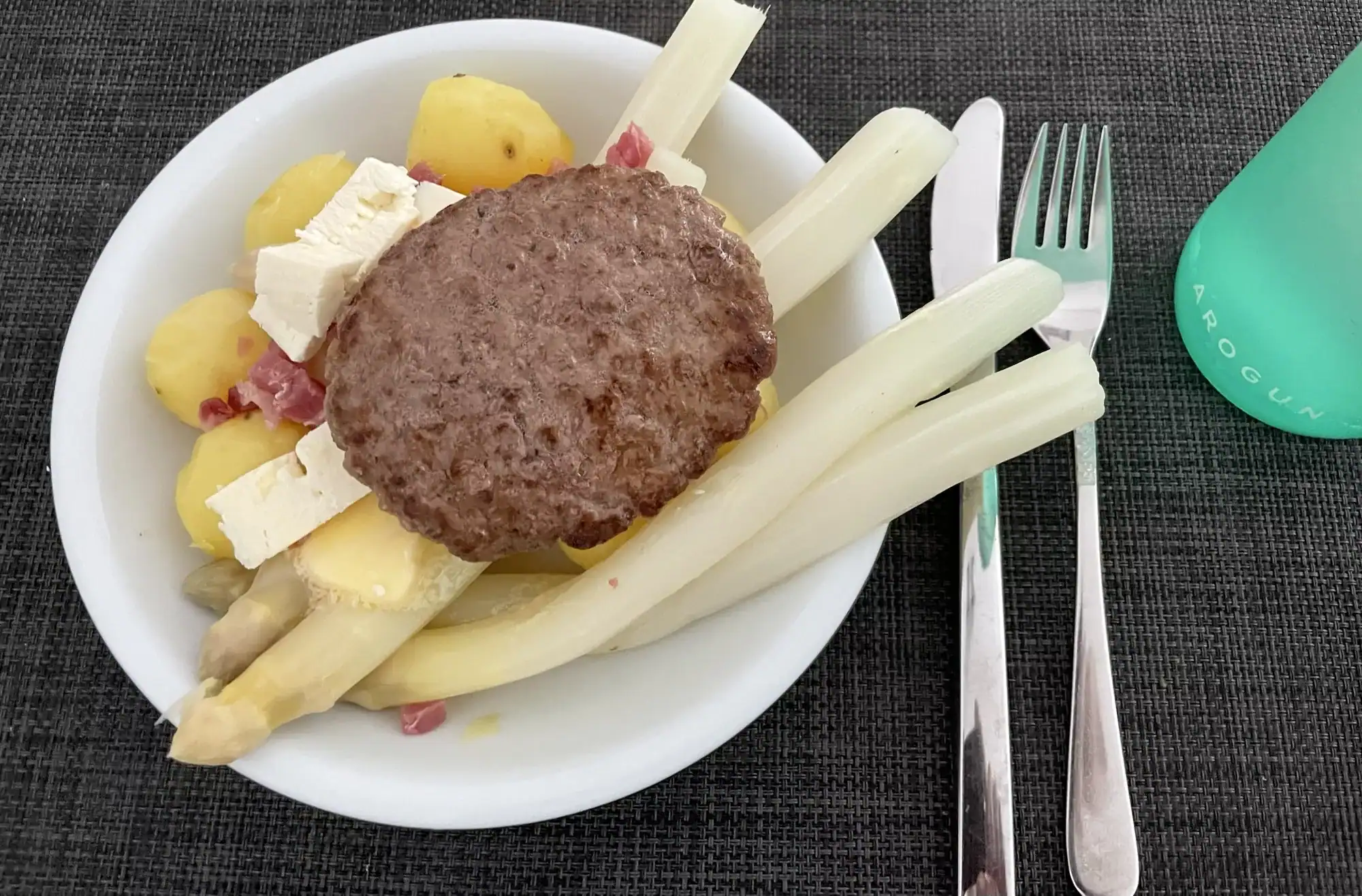 Veganer Hackklops mit Kartoffeln, Feta und weißem Spargel