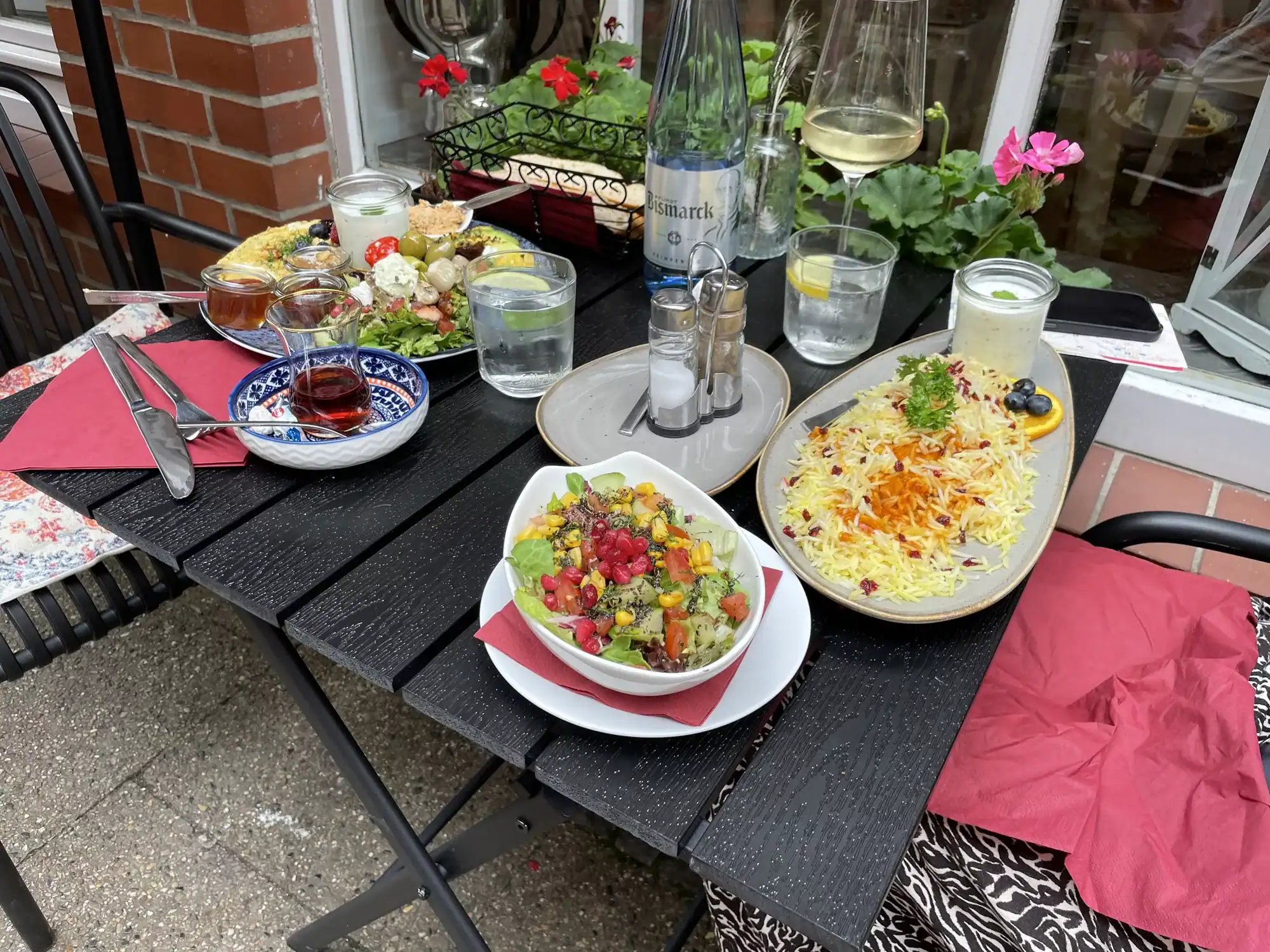 Tisch mit zwei persischeb Gerichten