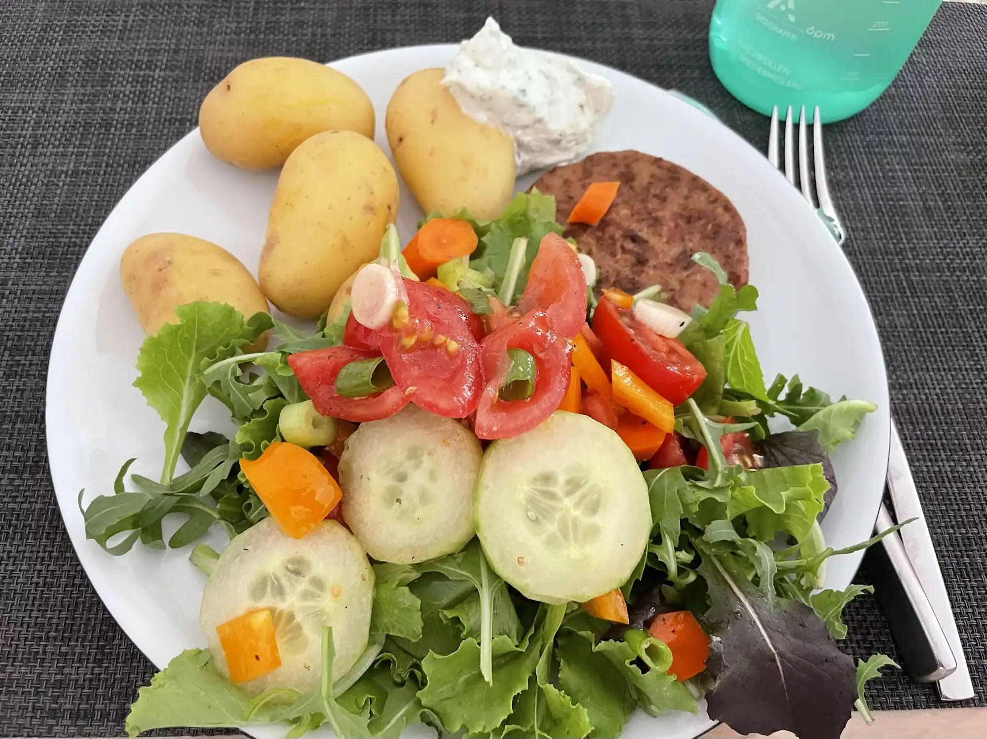 Veganer hackklops mit Kartoffeln und Salat