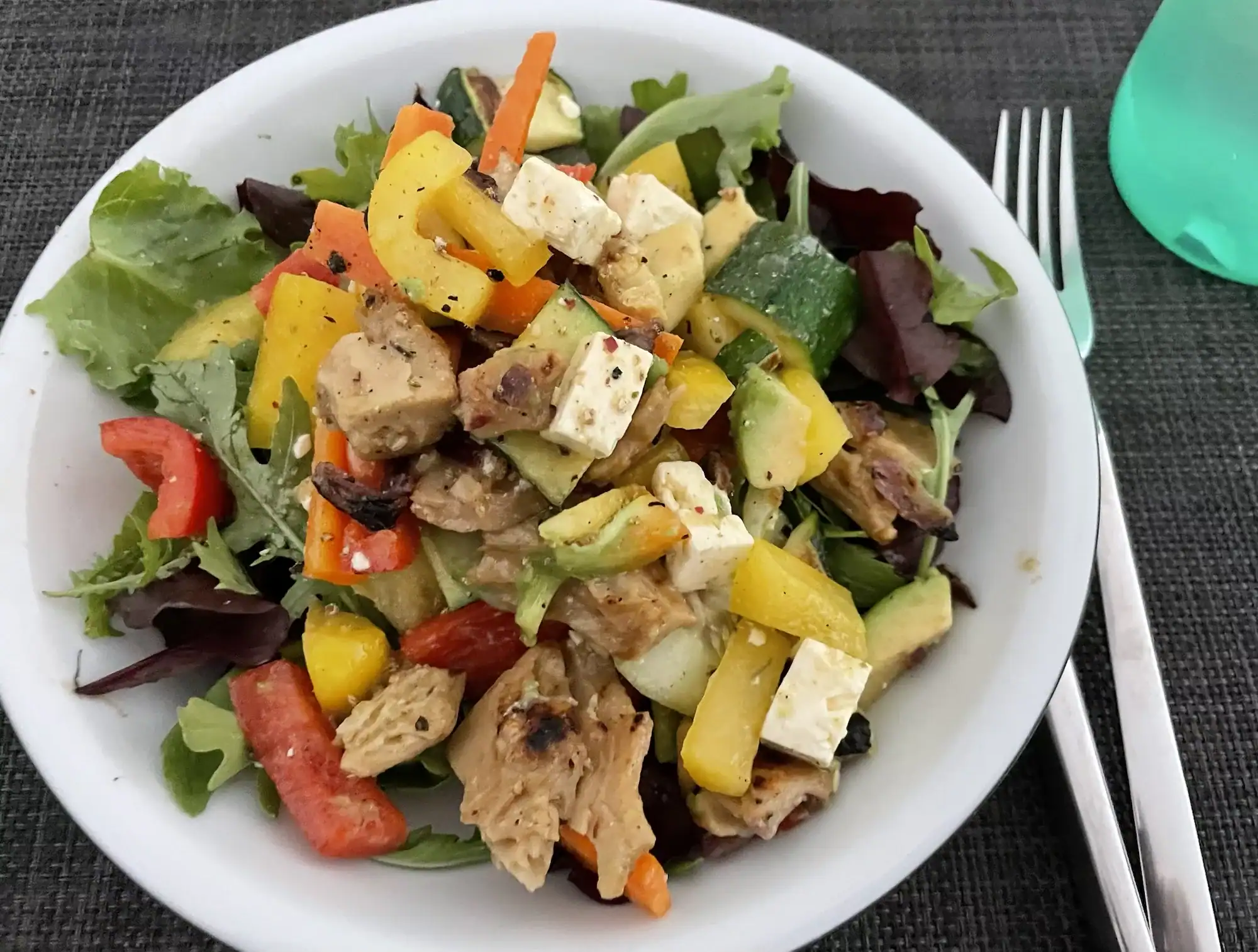 Salat mit veganen Fleischstücken.