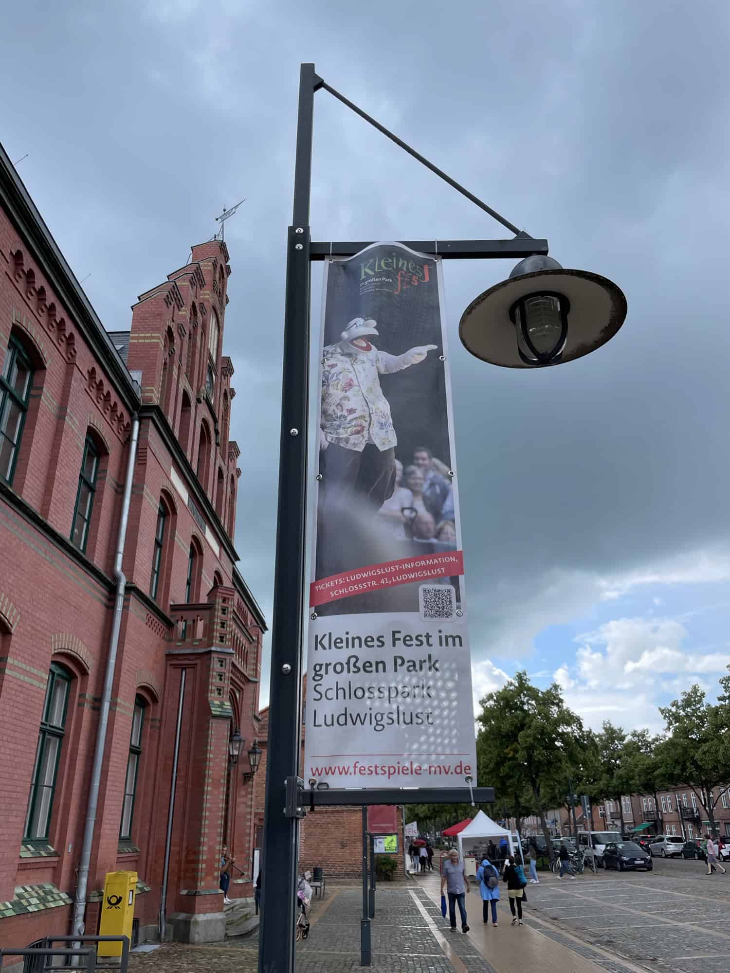 Plakt des 'Kleinen Fest im großen Park' am Verkehrslaterne in Ludwigslust.