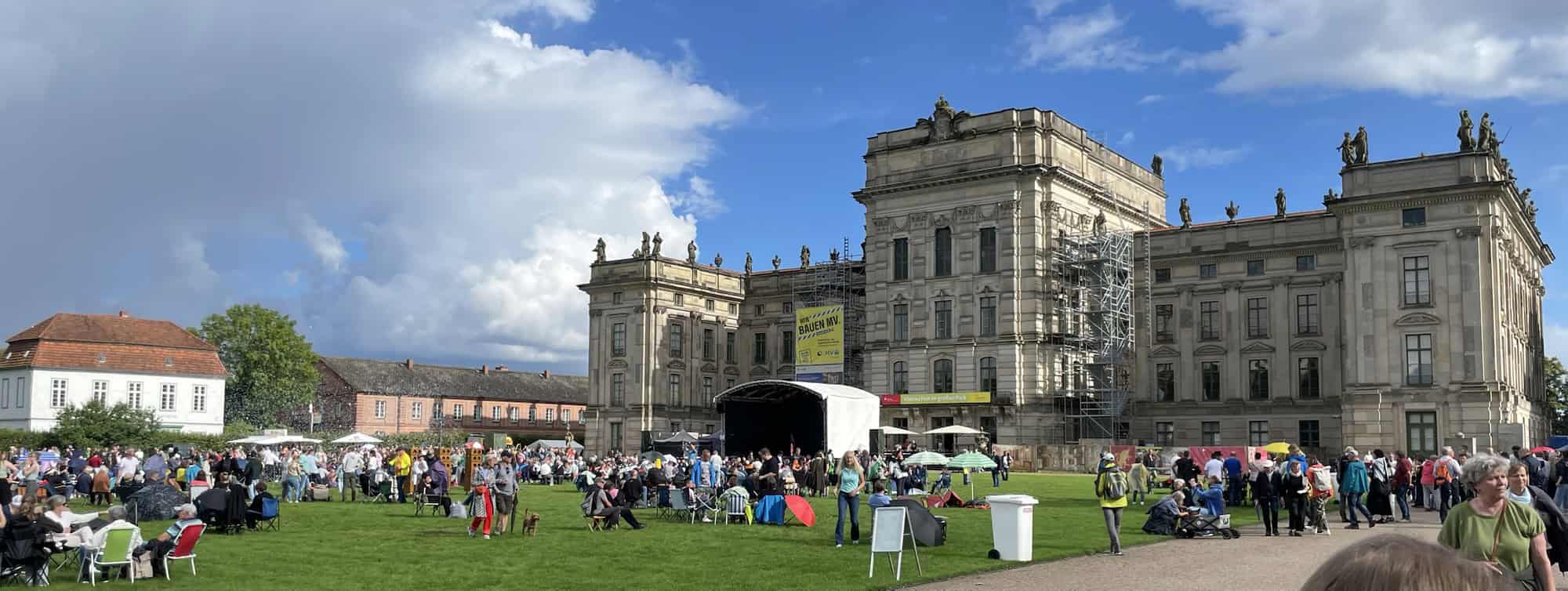 Blick auf die Picknickwiese vor dem Ludwigsluster Schloß.