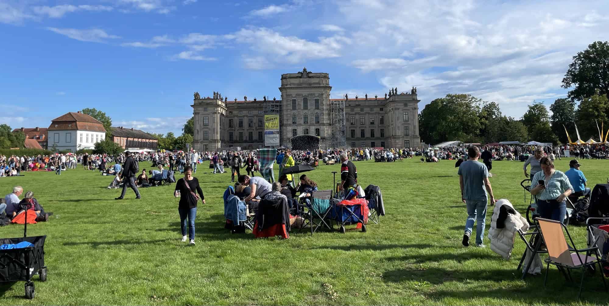 Gäste auf dem großen Rasen, das Ludwigsluster Schloß im Hintergrund-