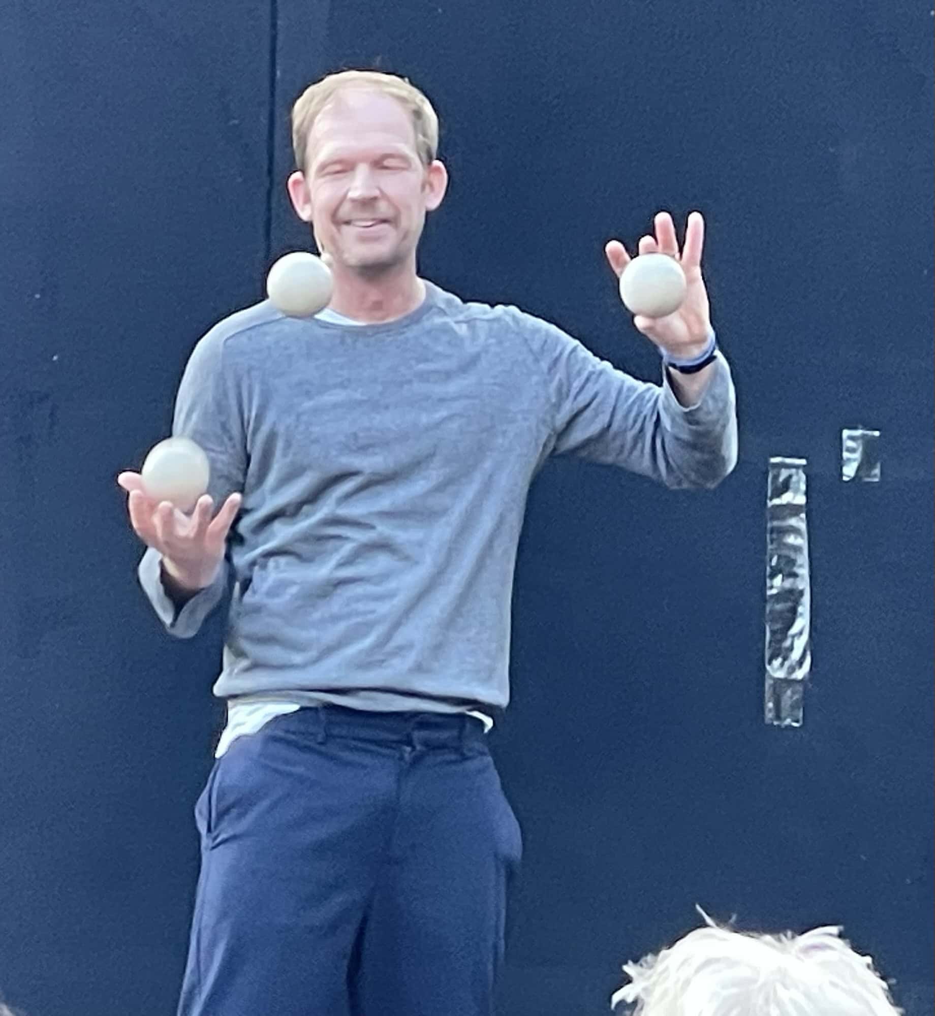 Timo Wopp jonglierend, der das Programm 'Ja, sorry...' brachte.