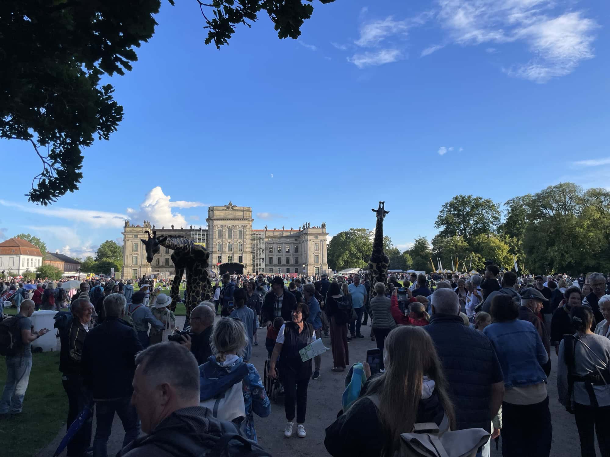 Blick ins Publikum mit Ludwigsluster Schloß im Hintergrund.