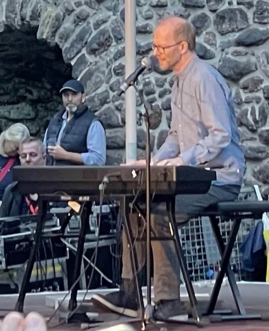 Michael Krebs singt am Keyboard aus seinem Programm 'Lach- und Lachgeschichten'.