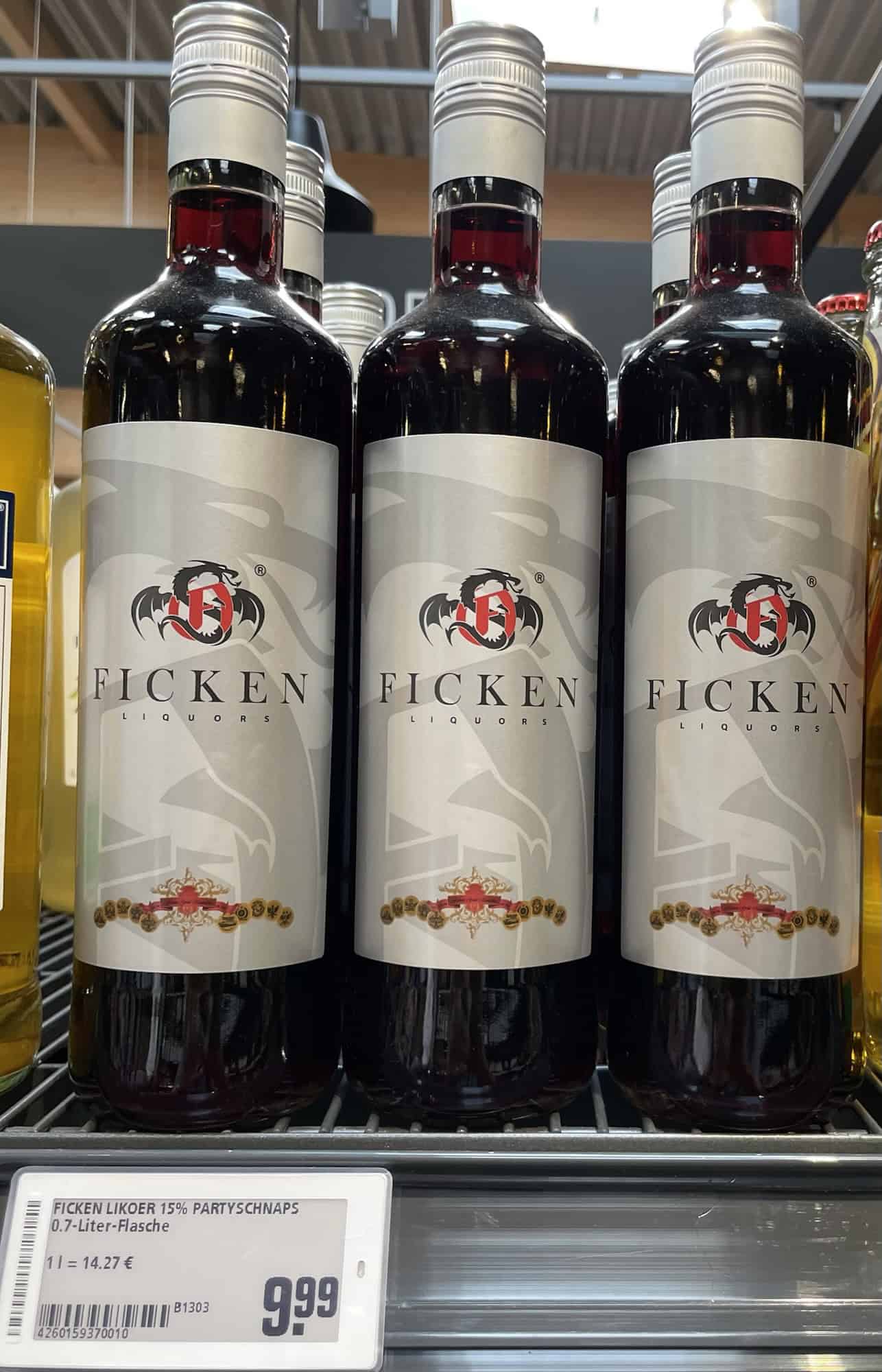 Drei Flaschen Likör der Sorte 