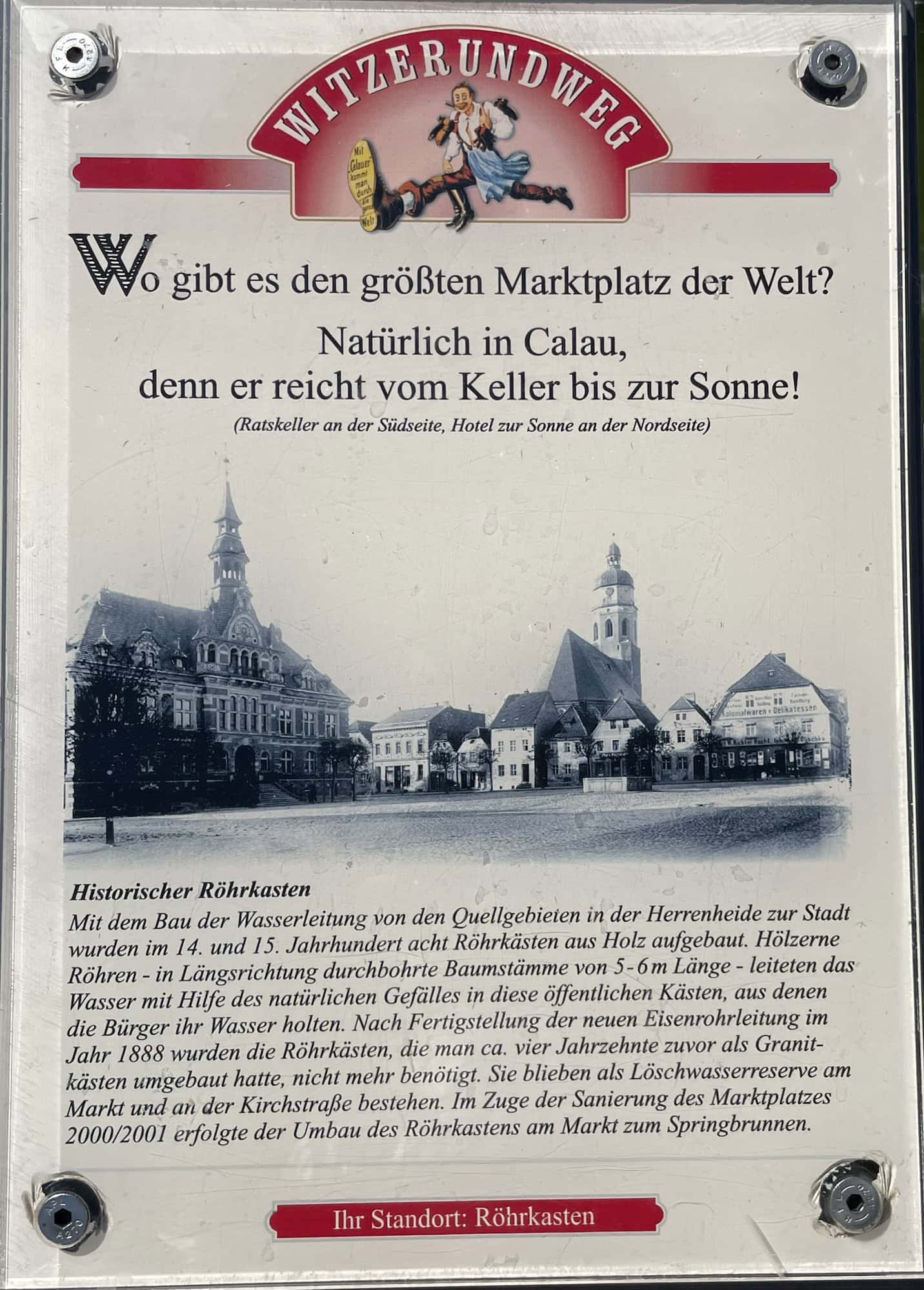 Plakat zum Witzerundgang und der Frage, warum wa in Calau den größten Marktplatz gibt.