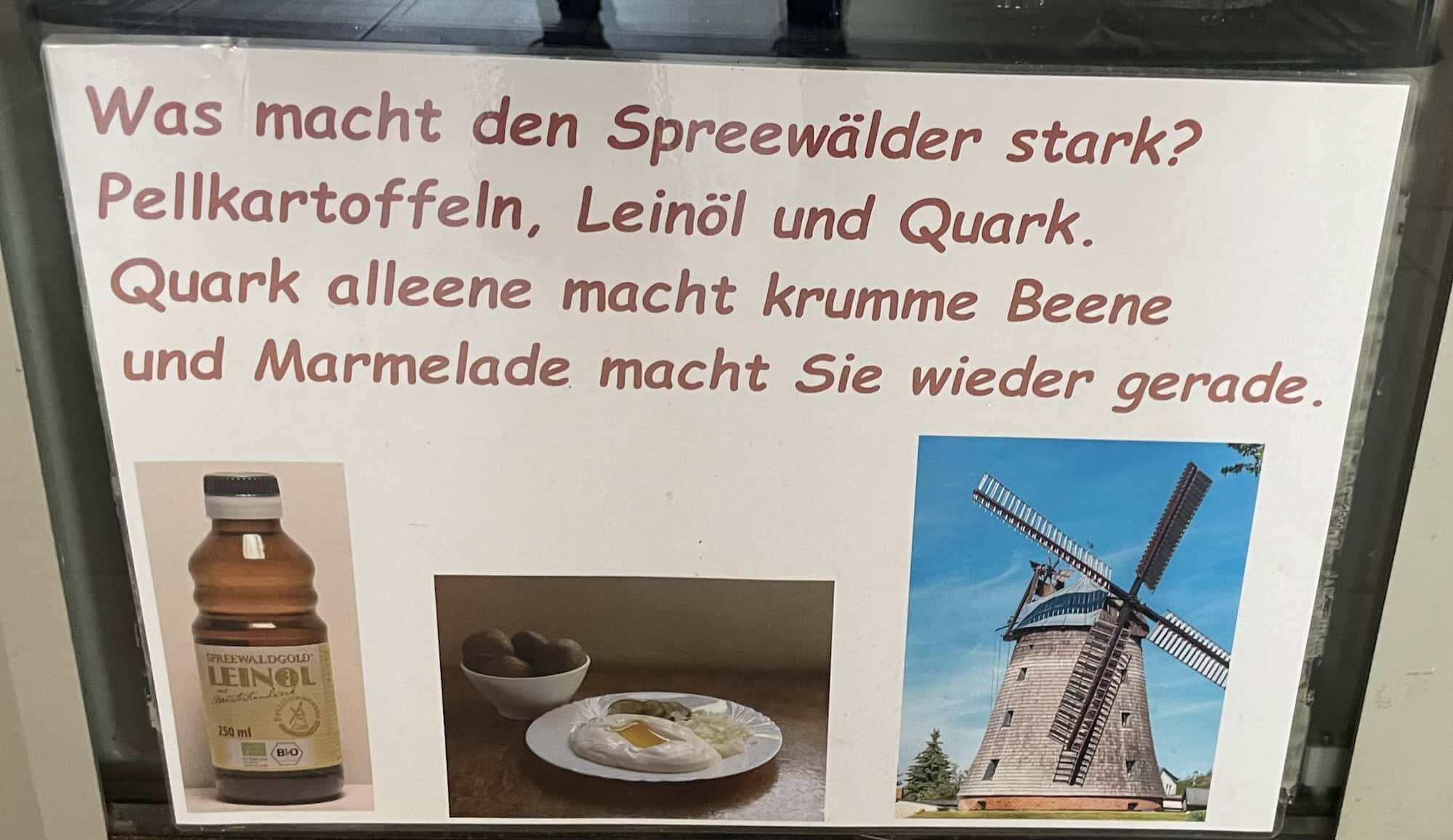 Plakat: Was macht den Spreewälder stark? Pellkartoffeln, Leinöl und Quark. Quark alleene macht krumme Beene und Marmelade macht Sie wieder gerade.
