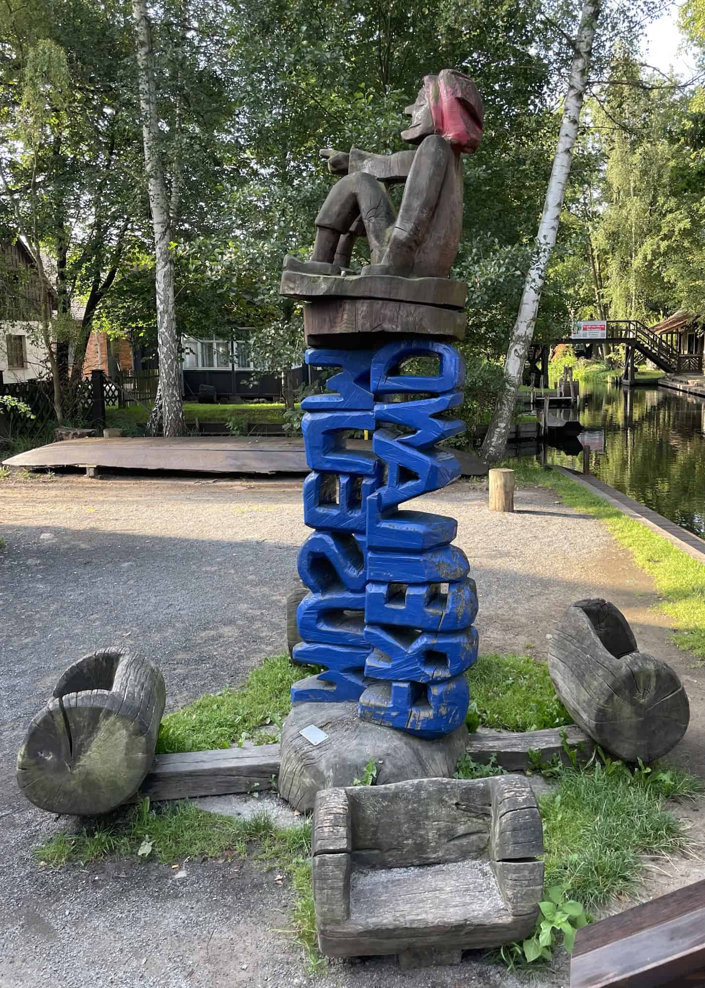 Großer blauer Holznanen mit Figur des Freilichtmuseums Lende.