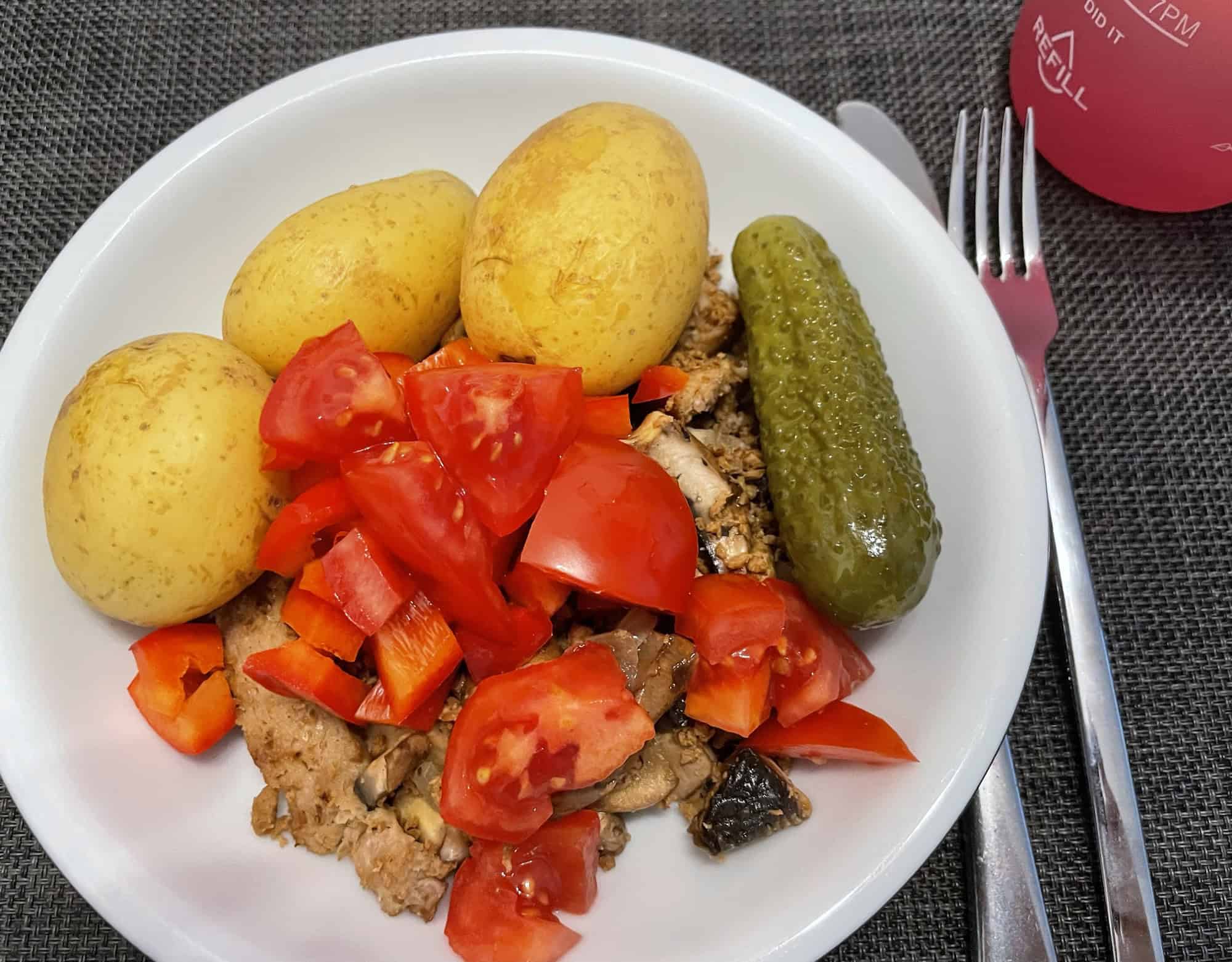 Kartoffeln, Gewürzgurke mit Pilzen, Tomaten und Paprika