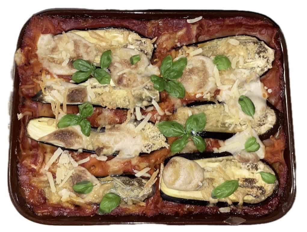 Vegane Lasagne mit Aubergiben in großer Auflaufform.