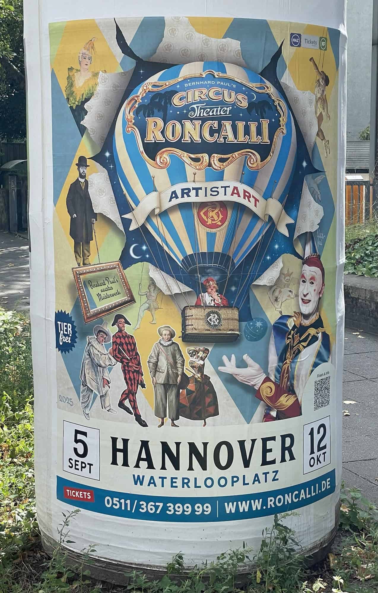 Litfaßsäule unten mit Roncalli-Reklameplakat