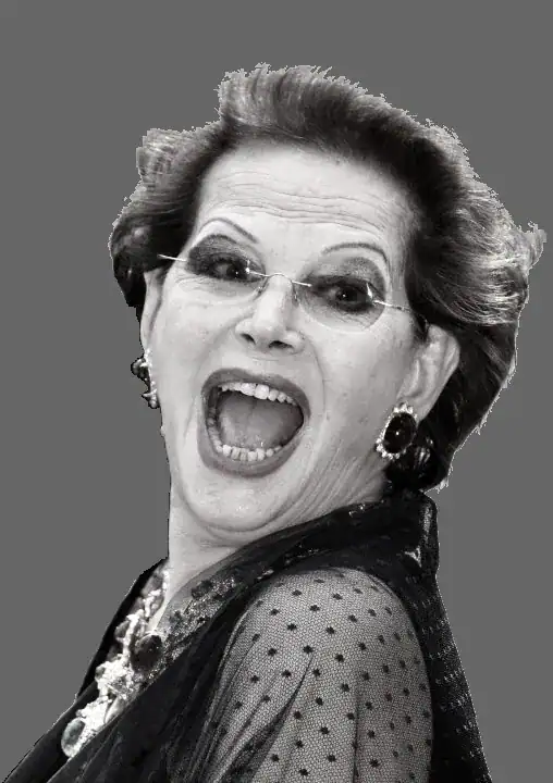 Claudia Cardinale festlich gekleidet schaut lachend zur Seite in die Kamera.