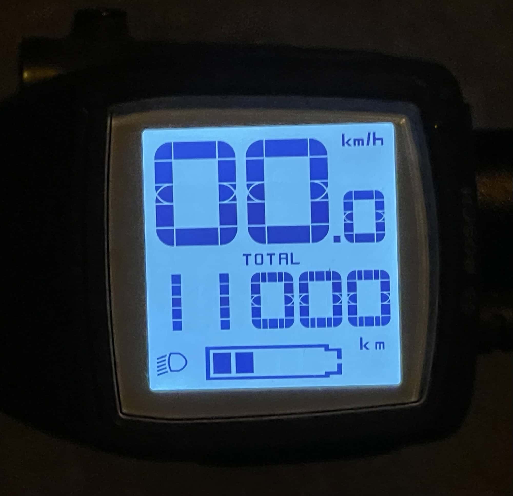 Im Dunkeln beleuchteter Fahrradtacho mit exakt 11.000 km.