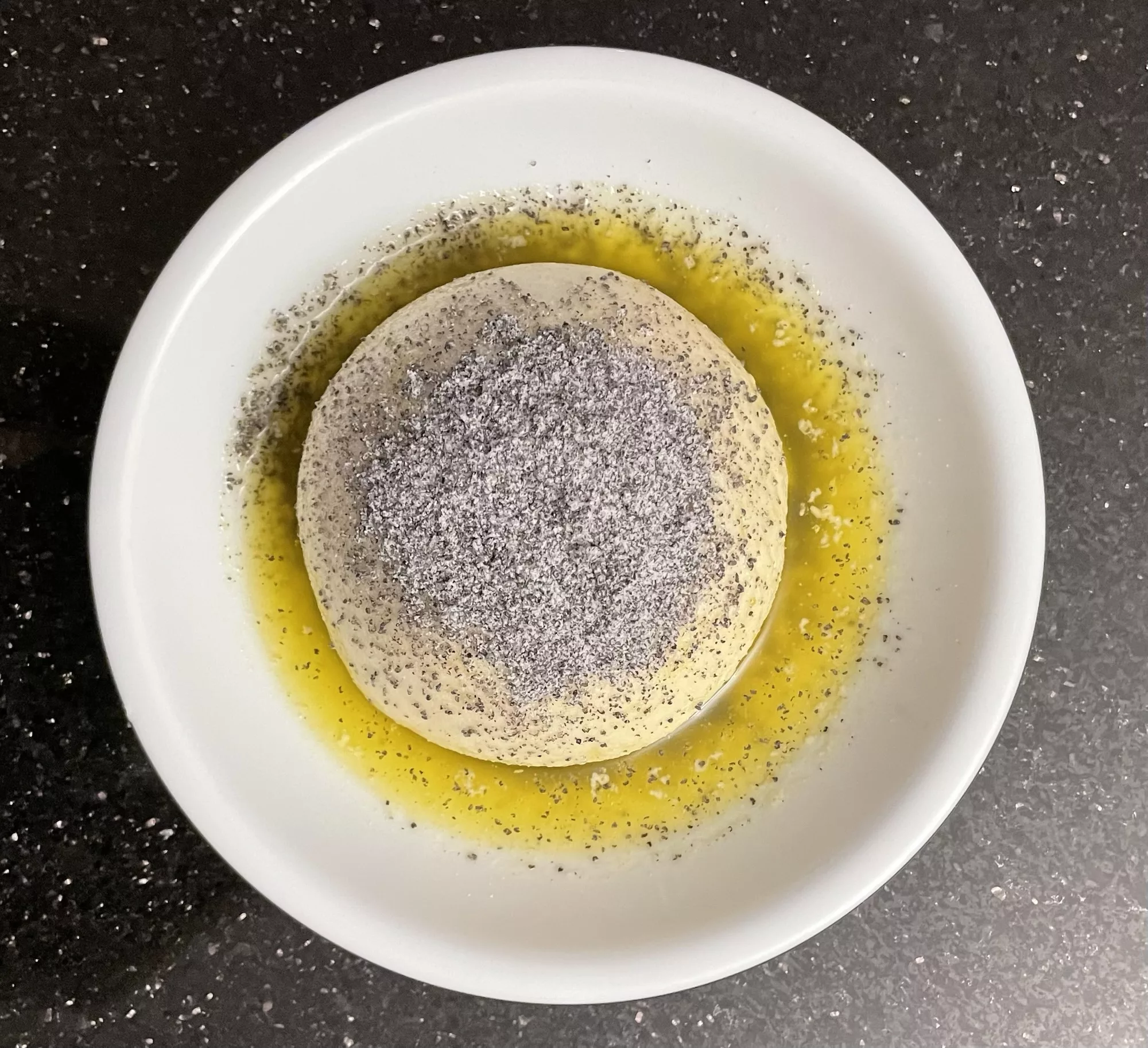 Fertiger Germknödel mit Butter, Puderzucker und Mohn.