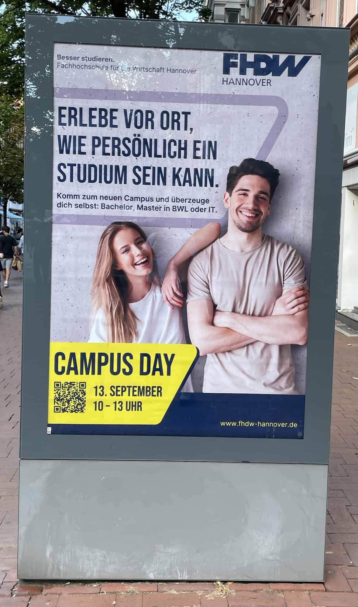 Außenplakat in dtationärem Mehrwerbunganzeigeaufstelker mit FHDW Habnover Werbung.