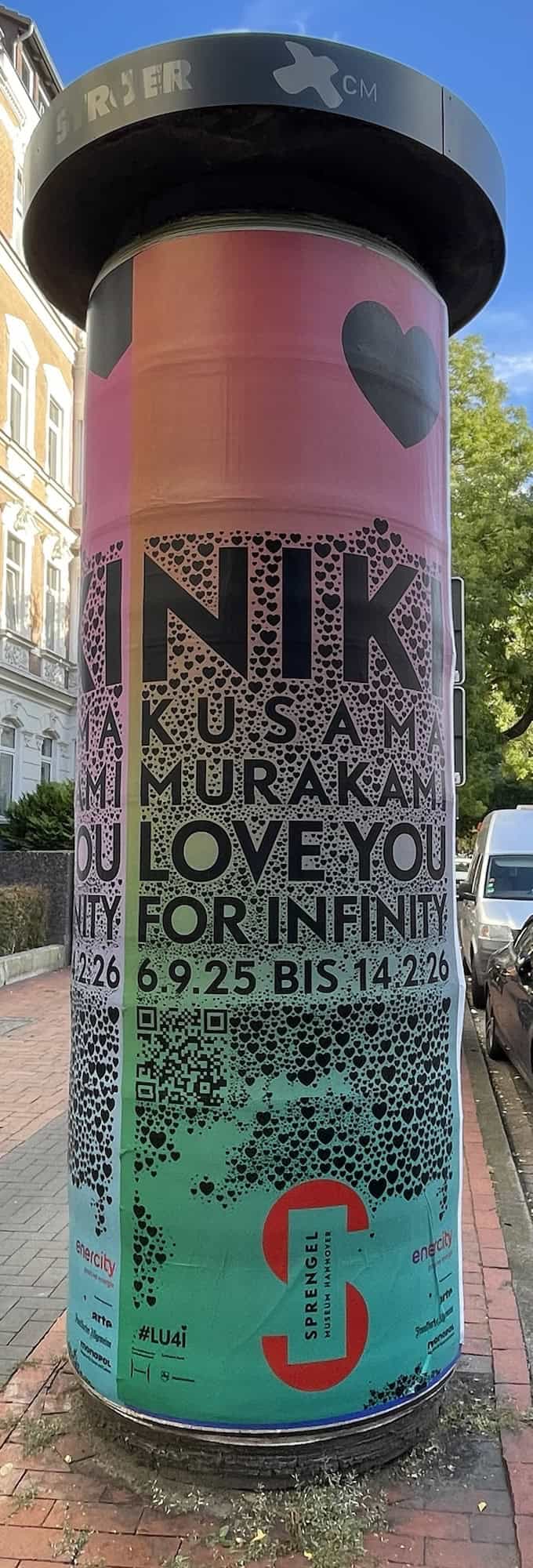 Noch eine Werbung auf der Litfaßsäule mit Sorengelmuseumausstellung in orange-grün.
