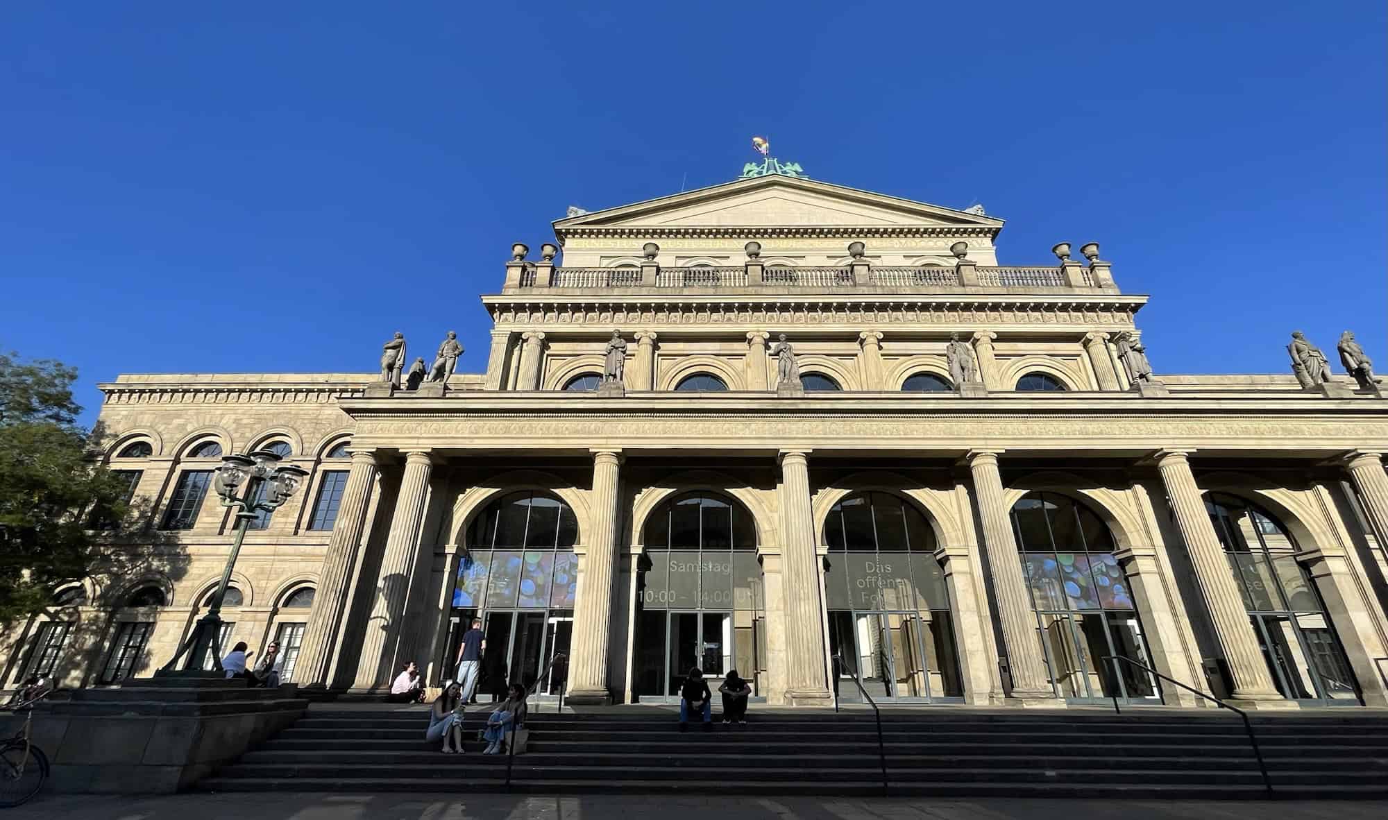 Die Staatsoper Hannover von leicht unten frontal fotografiert.