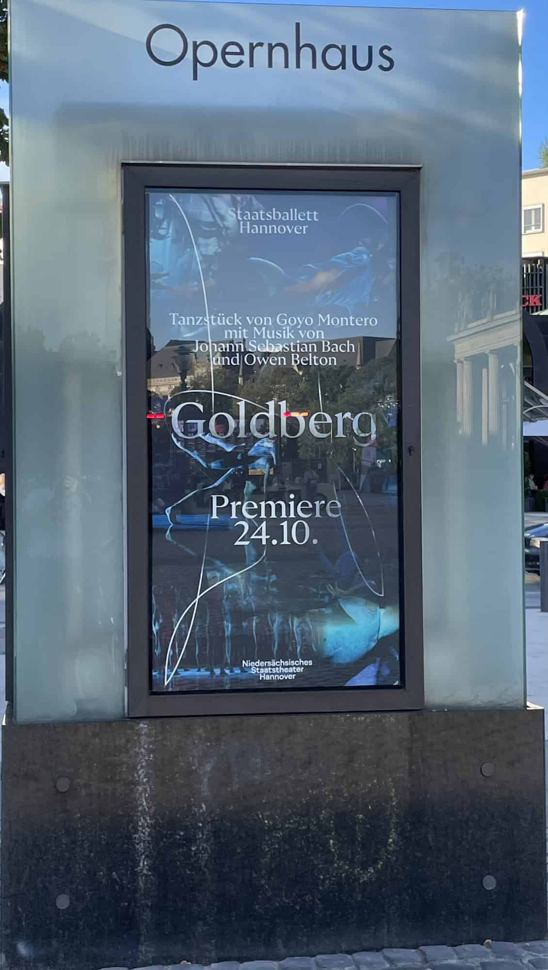 Opernhaus Außenwerbung mit Goldberg-Plakat.