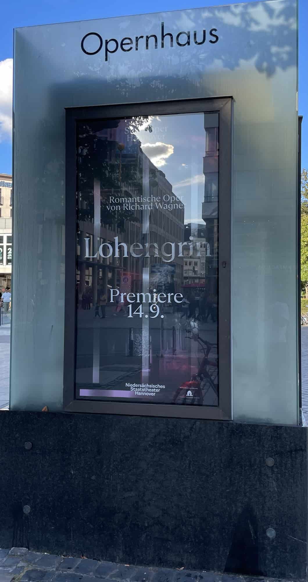 Opernhaus Außenwerbung mit Lohnengrin-Plakat.
