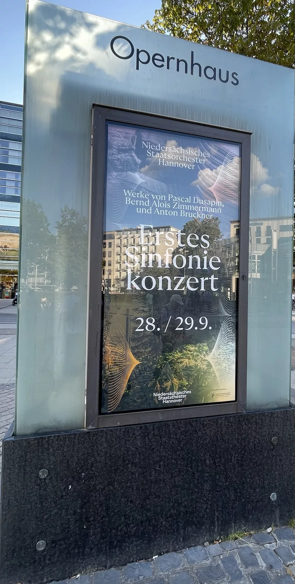 Opernhaus Außenwerbung mit erstem Sinfonieikonzert-Plakat.