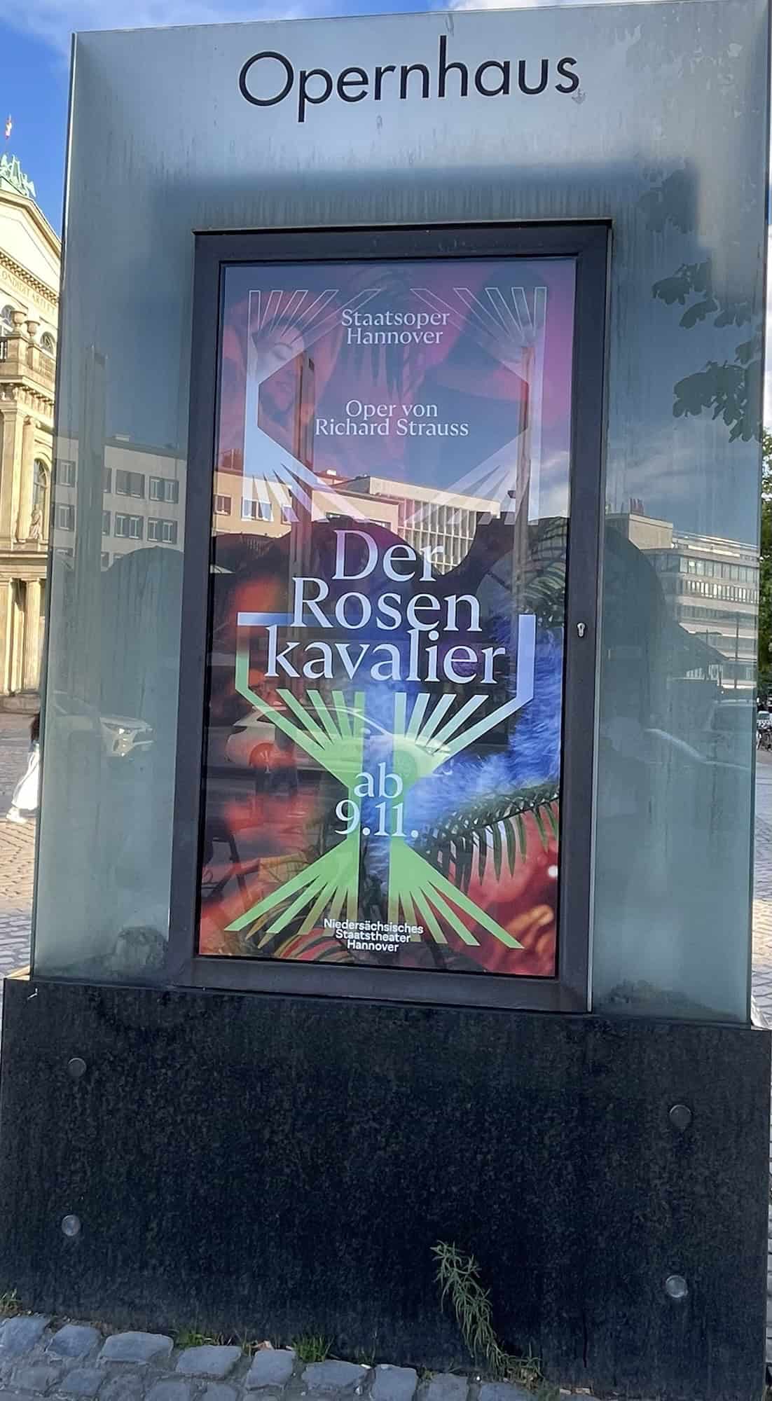 Opernhaus Außenwerbung mit Rosenksvalier-Plakat.