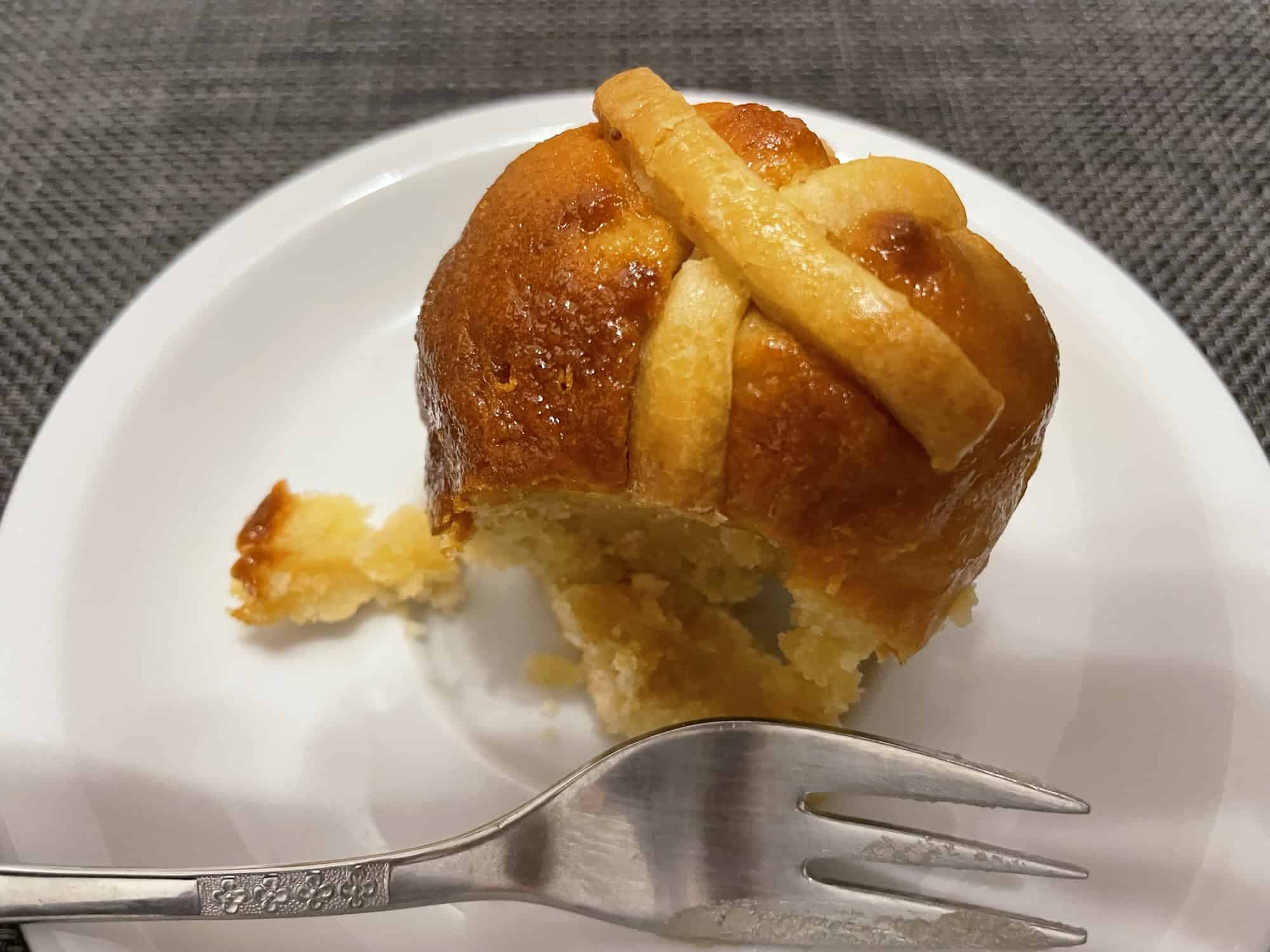 Probiertes Leipziger Gebäck Lerche auf weißem Unterteller mit Kuchwngabel.