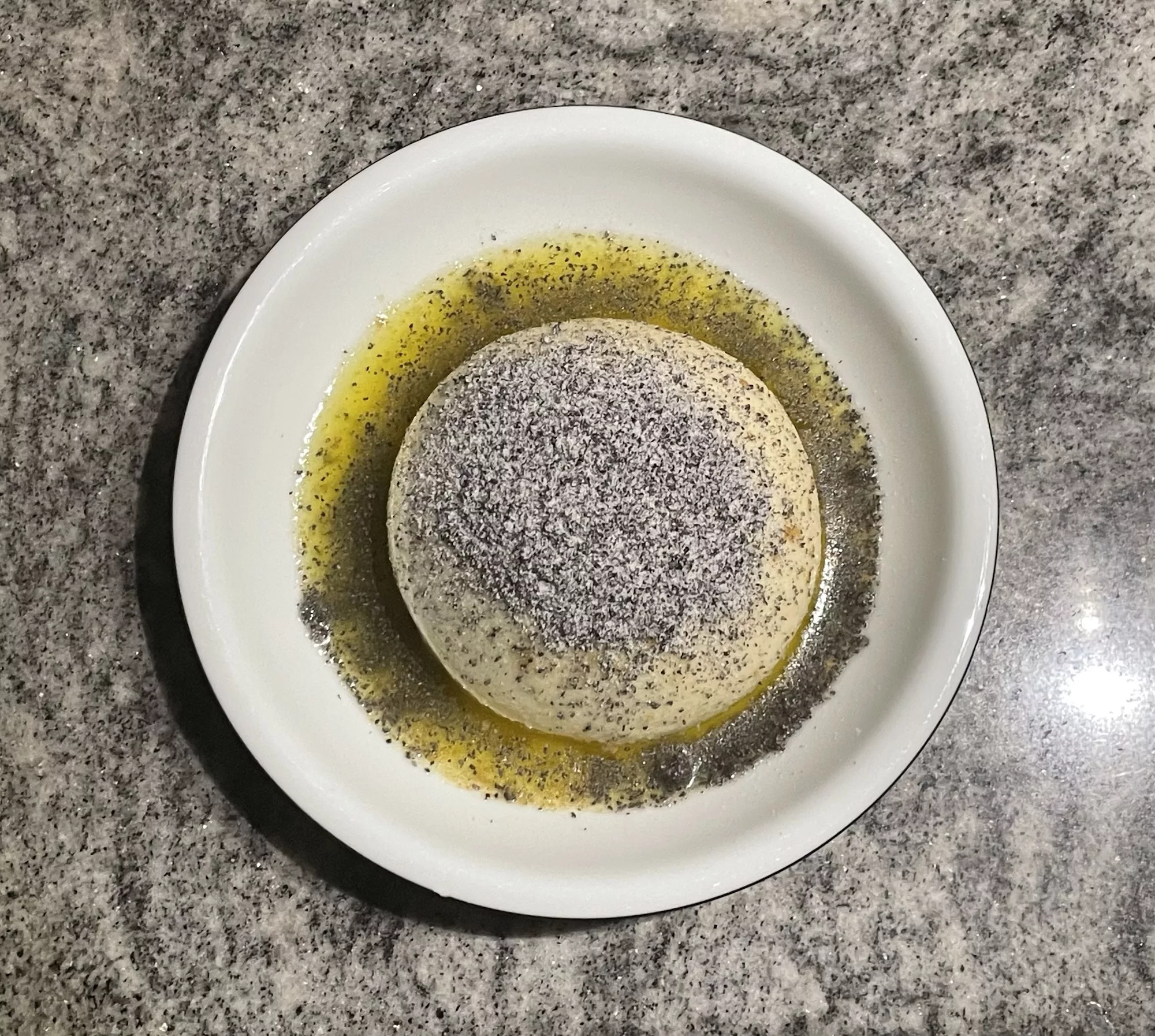 Germknödel, zerlasssene Butter und Mohn-Puderzucker