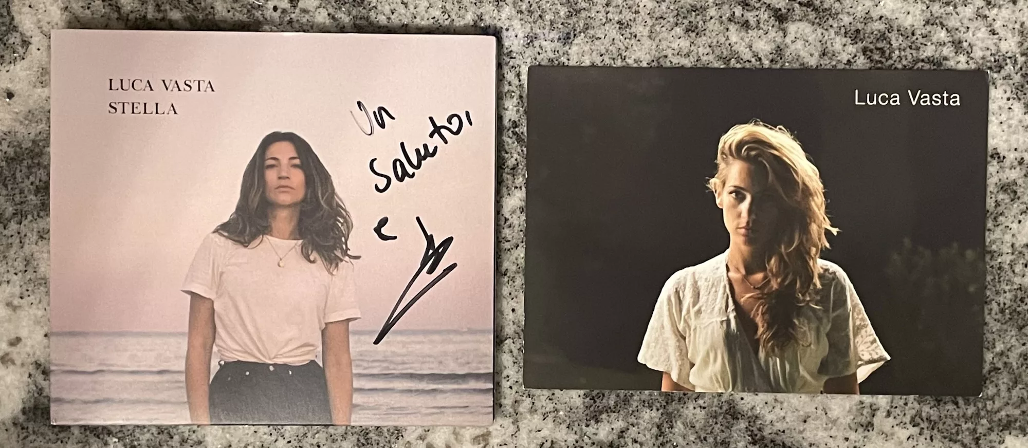 Die ältere CD 'Stella' von Luca Vadta mit Autogramm und daneben eune Fankarte mit Pirtrait von ihr.