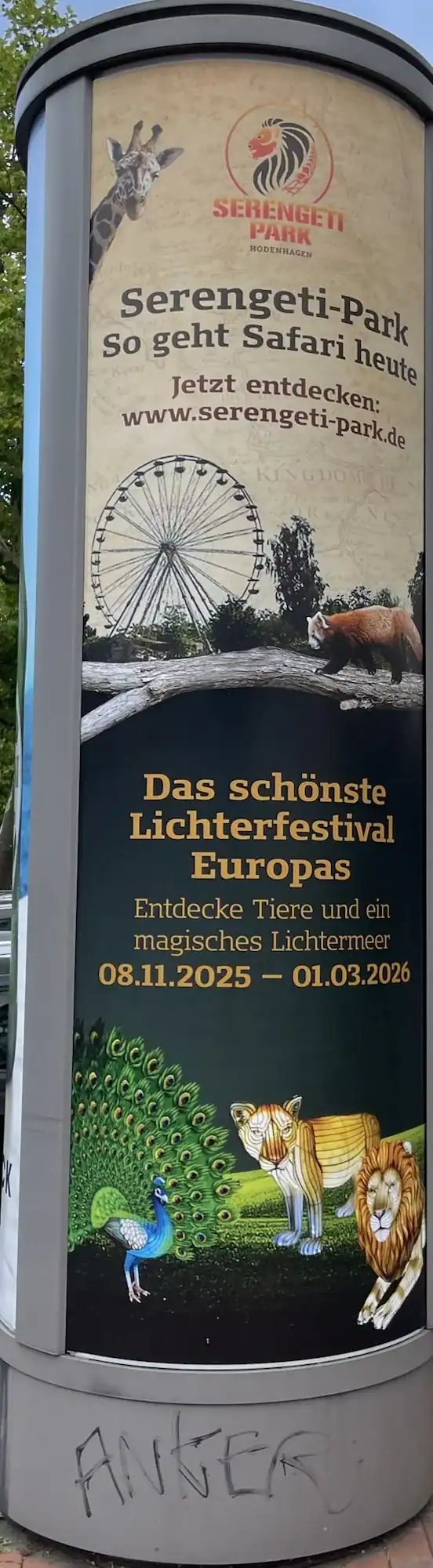 Litfaßsäule mit Serengeti-Park-Reklame.