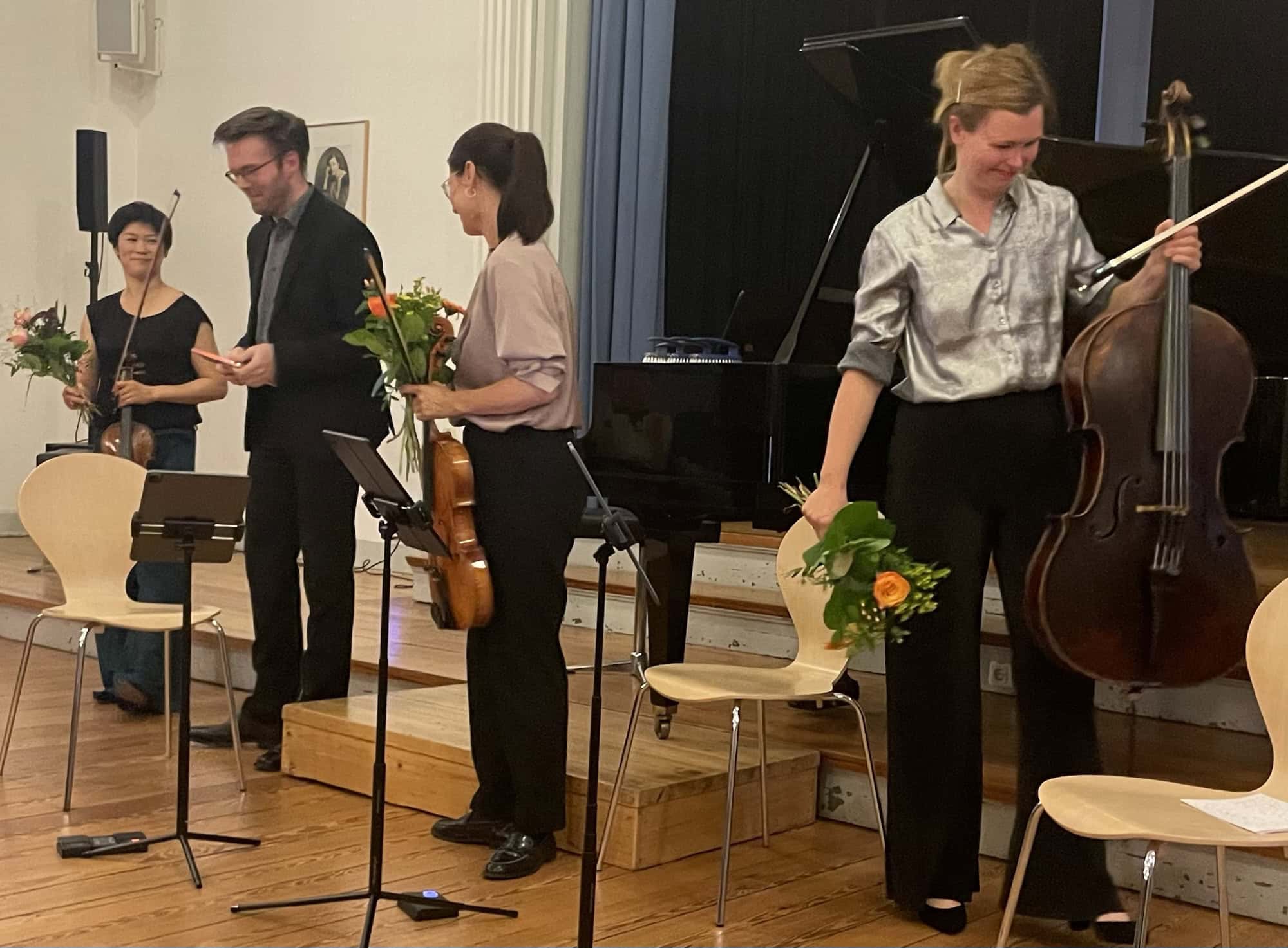 Die Musikerinnen mit Rosen, der Klavierspieler mit einer Tafel Merci-Schokolade. Alle im Aufbruch von der Bühne.