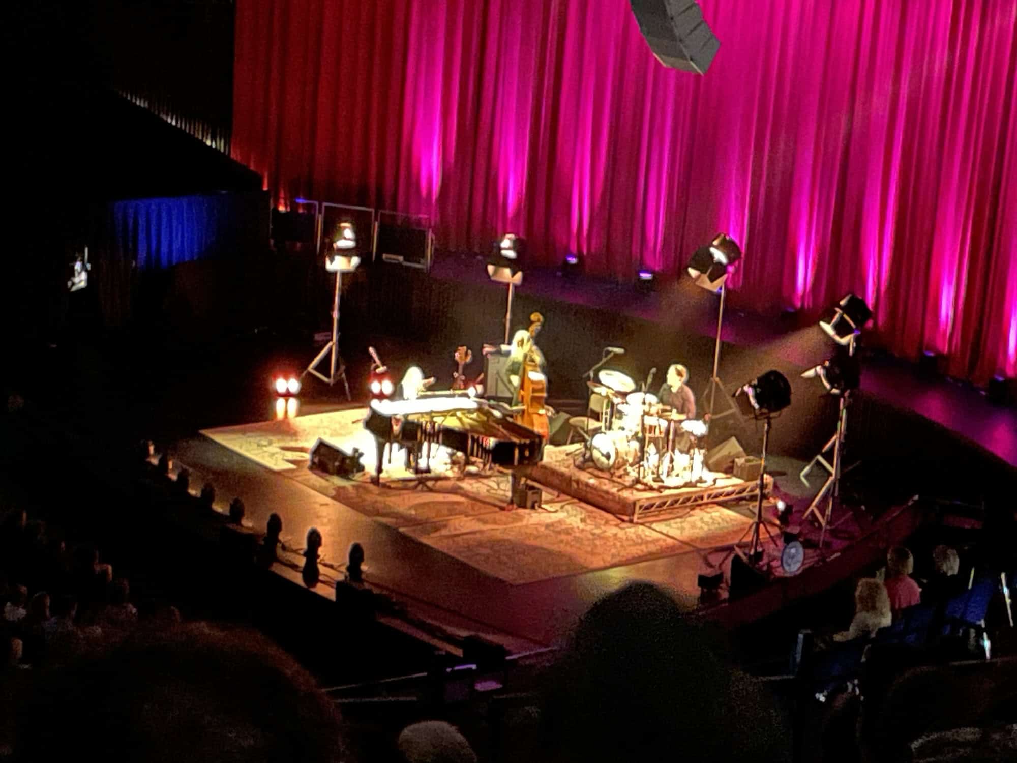 Die drei musizieren, Diana Krall am Flügel. Das Bild ist cvon der Qualiät schlecht, da Gesichtet überbelichtet sind.