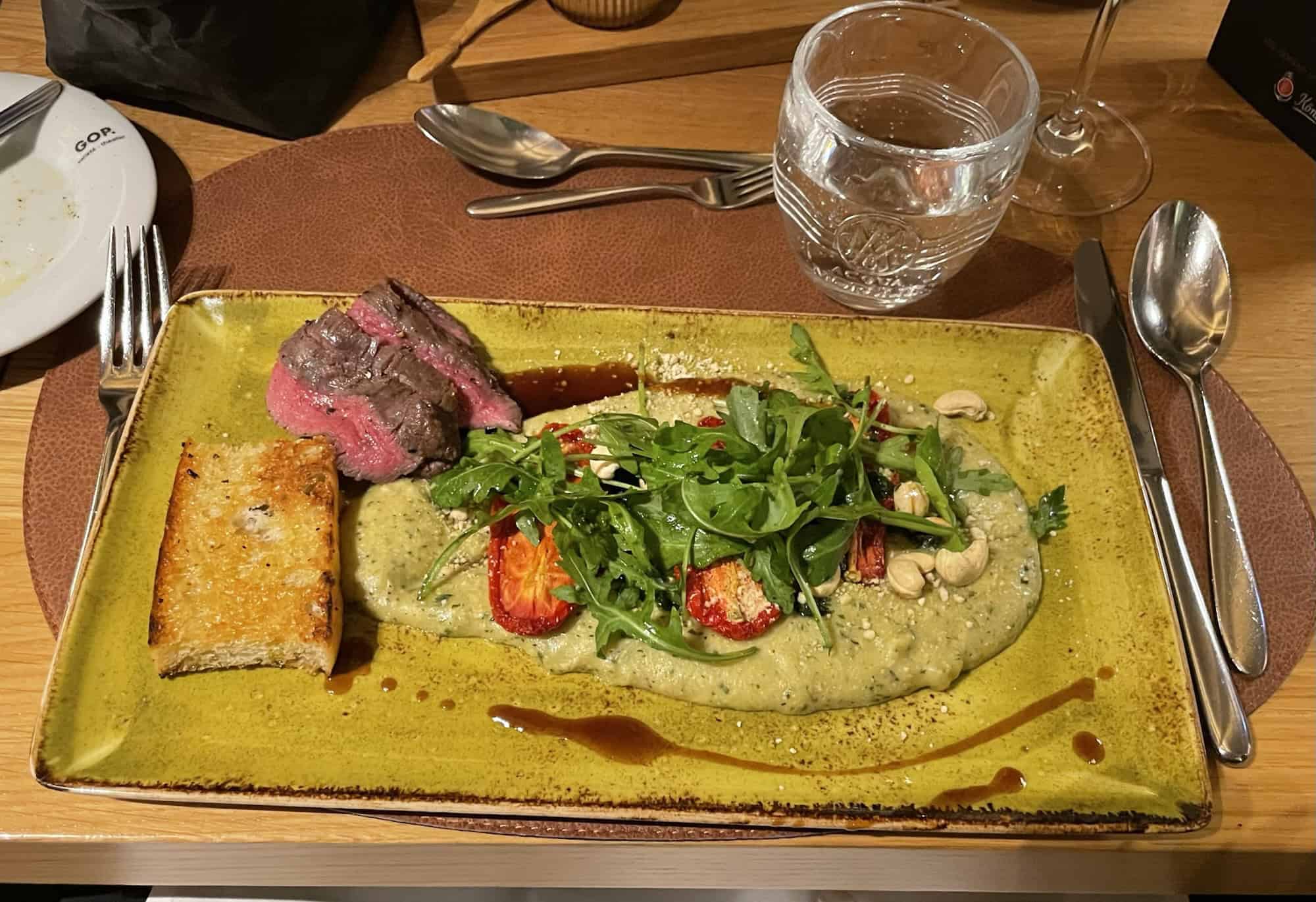 Hauptgang in der Gondel: Cremige Polenta mit Flanksteak vom Rind